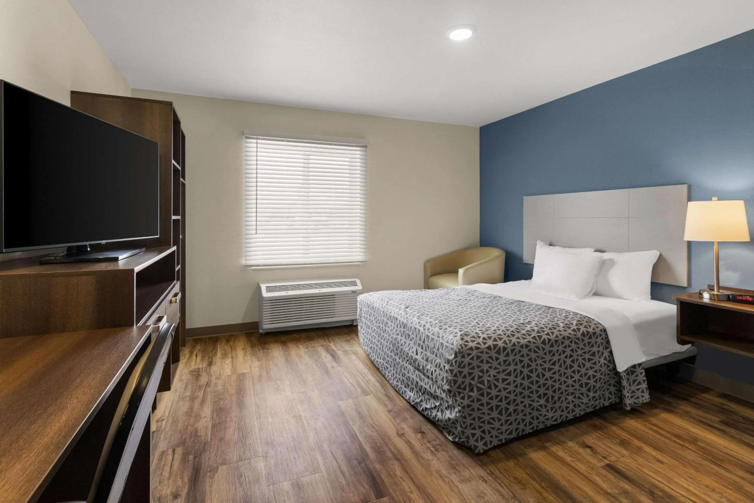 Bedroom, Bed in WoodSpring Suites Bowling Green I-65