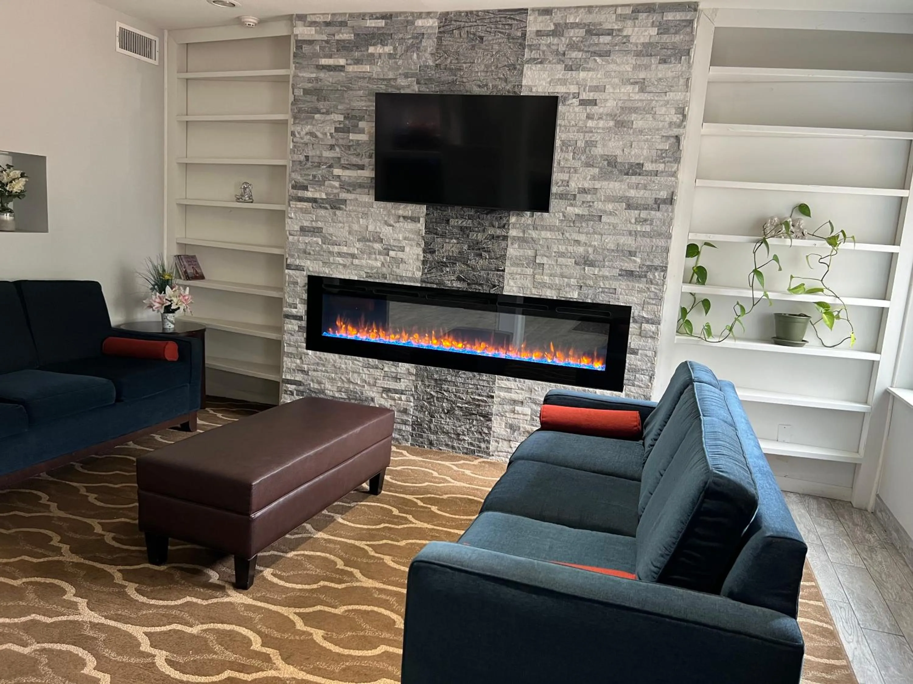 Communal lounge/ TV room in Comfort Inn I-49 South