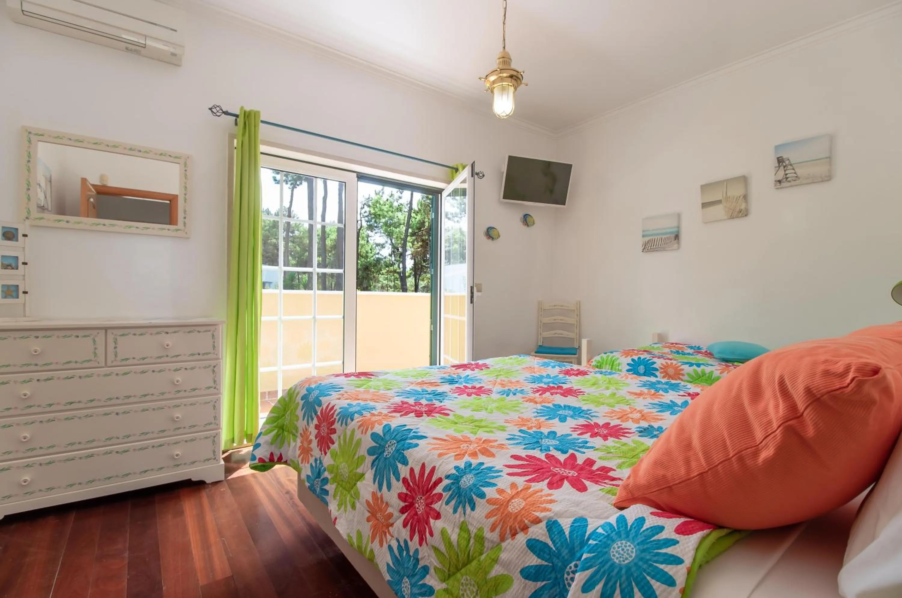 Aroeira Villa Sleeps 10 with Pool