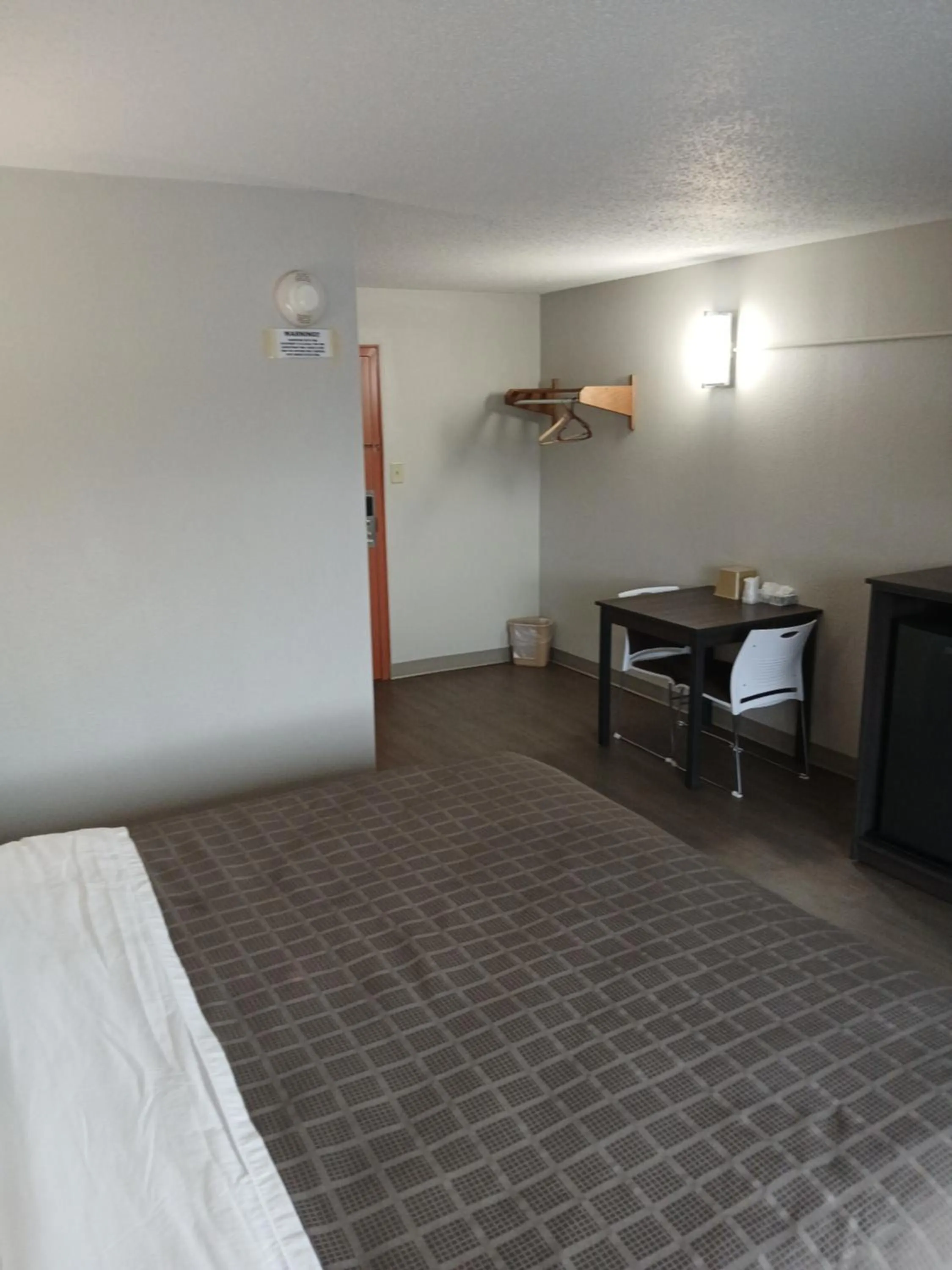 Bed in Bridgeview Inn Chicago Area