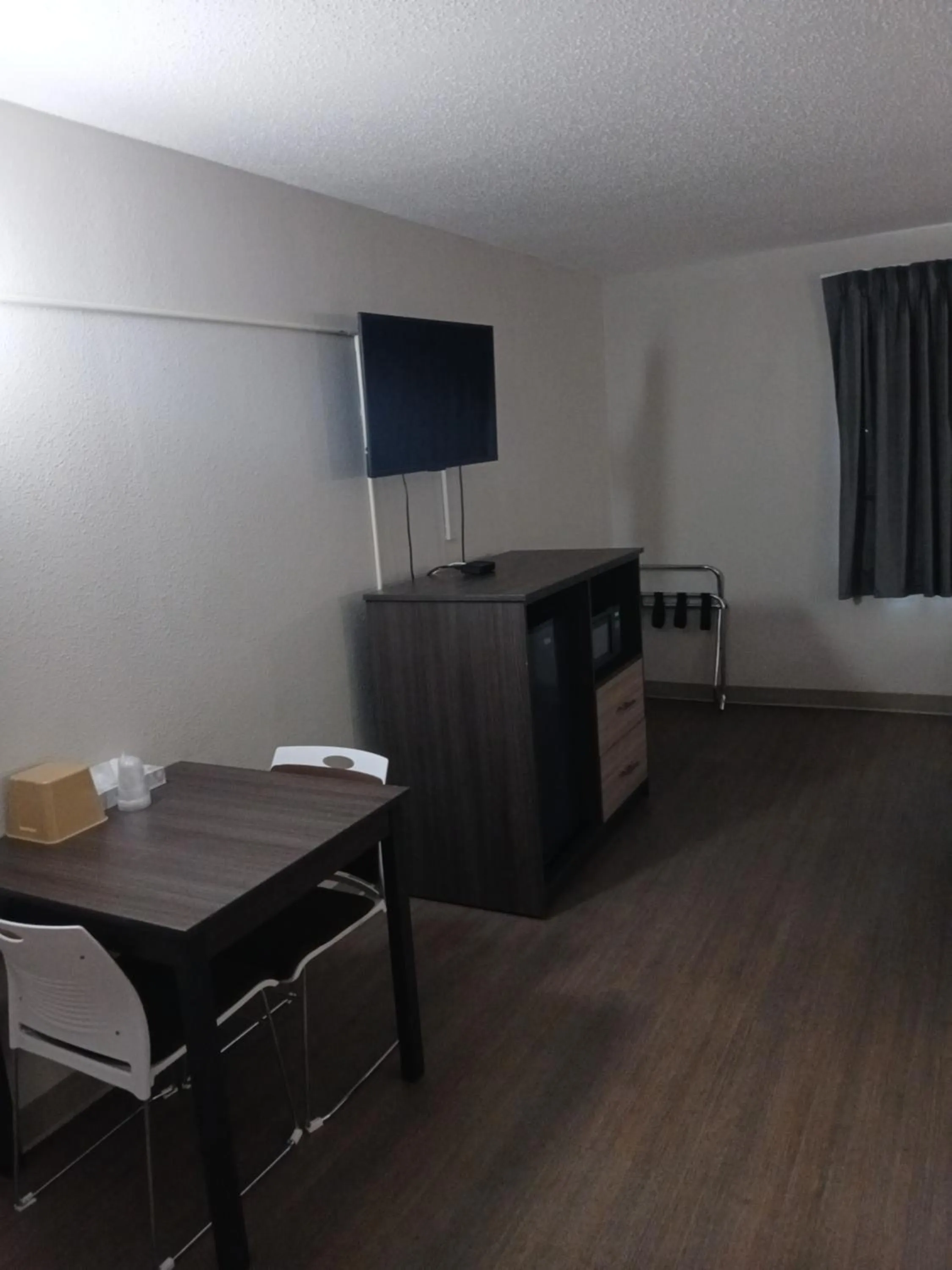 TV and multimedia in Bridgeview Inn Chicago Area