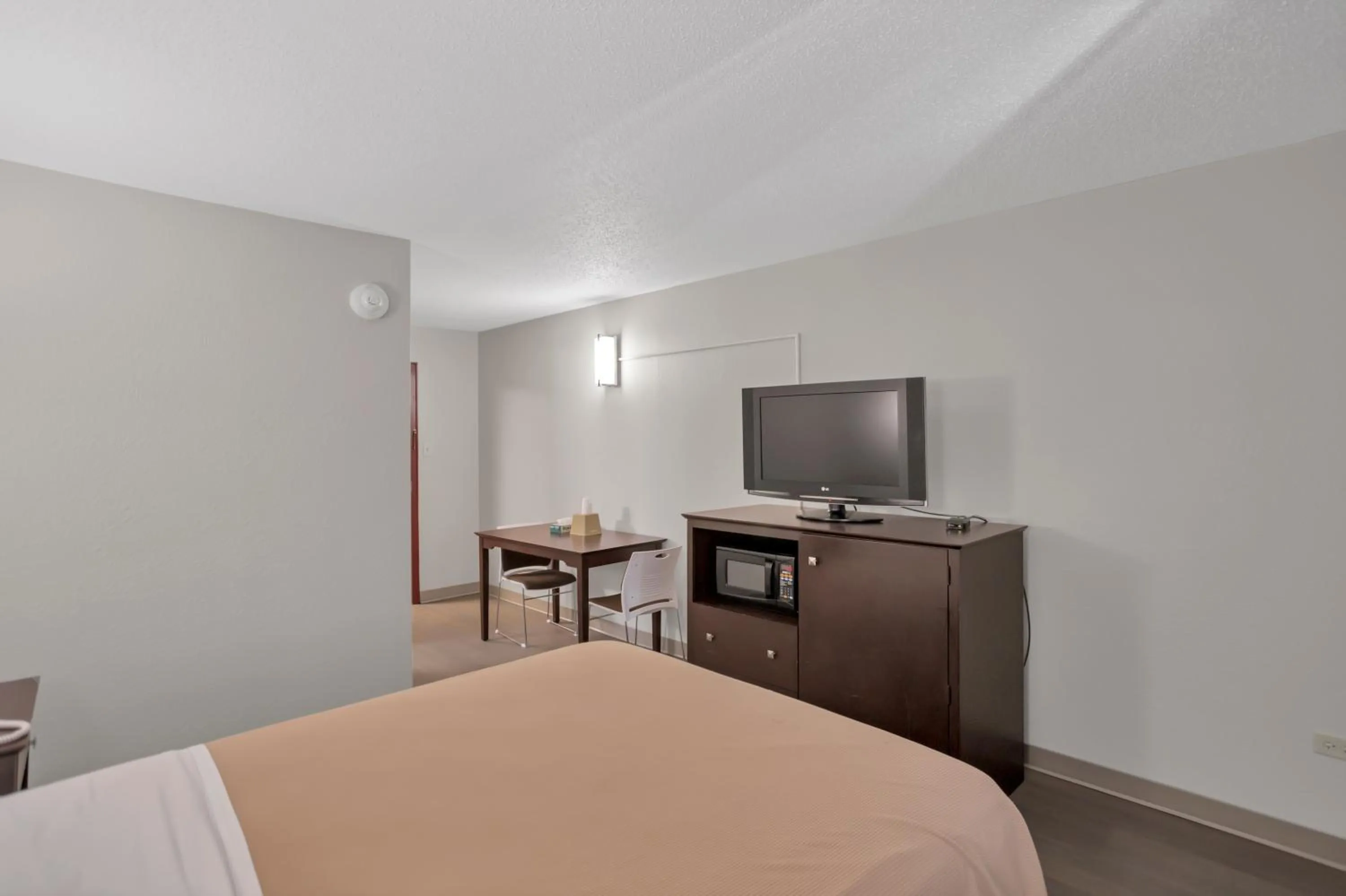 Photo of the whole room, Bed in Bridgeview Inn Chicago Area