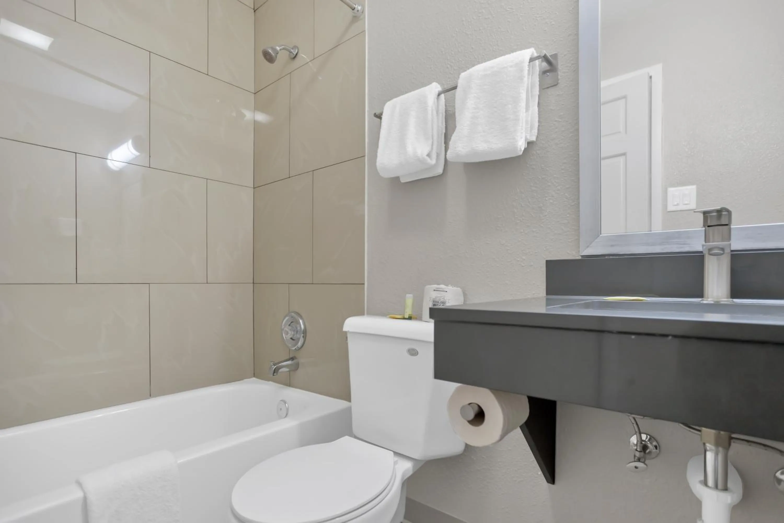 Shower in Bridgeview Inn Chicago Area