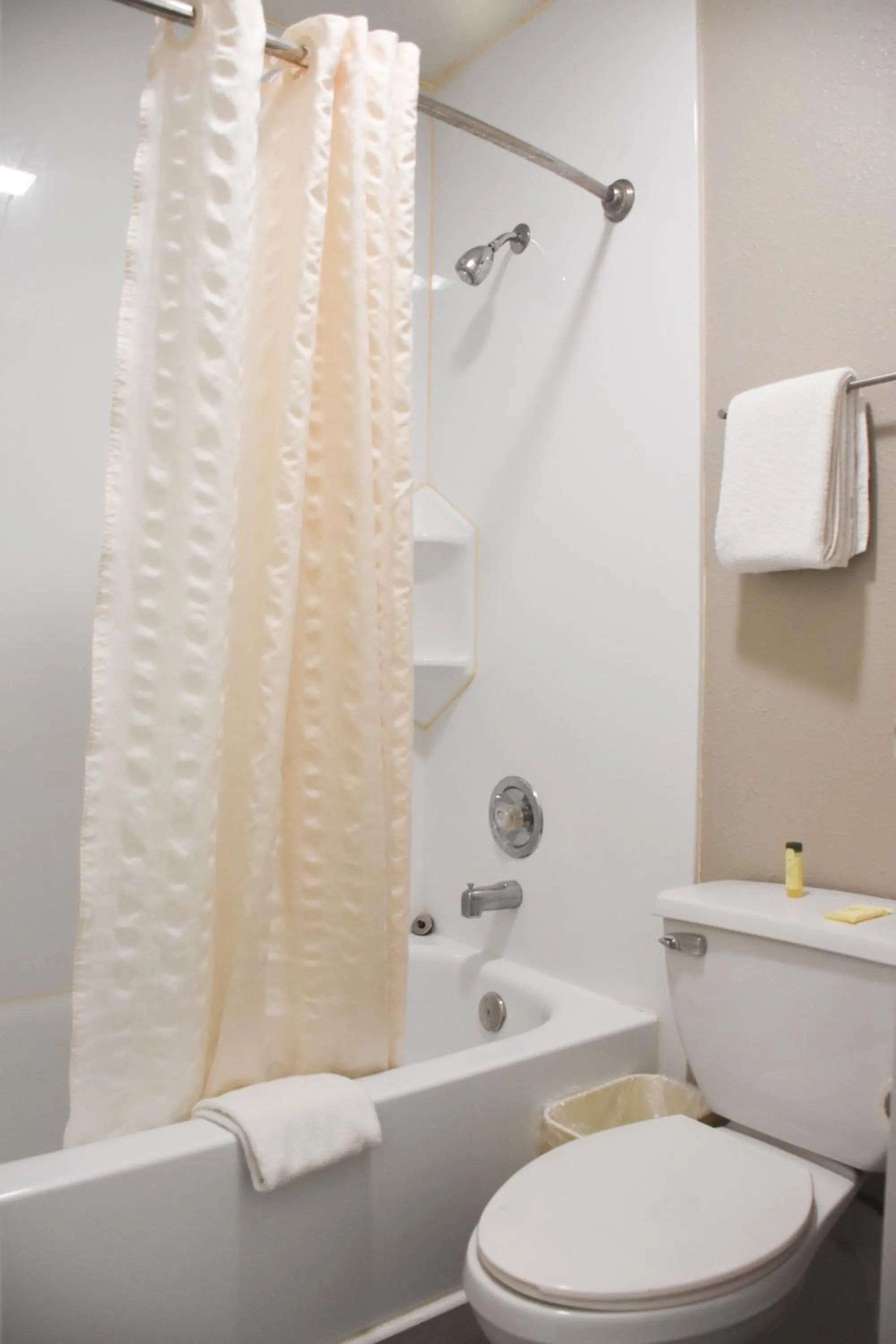 Shower in Bridgeview Inn Chicago Area