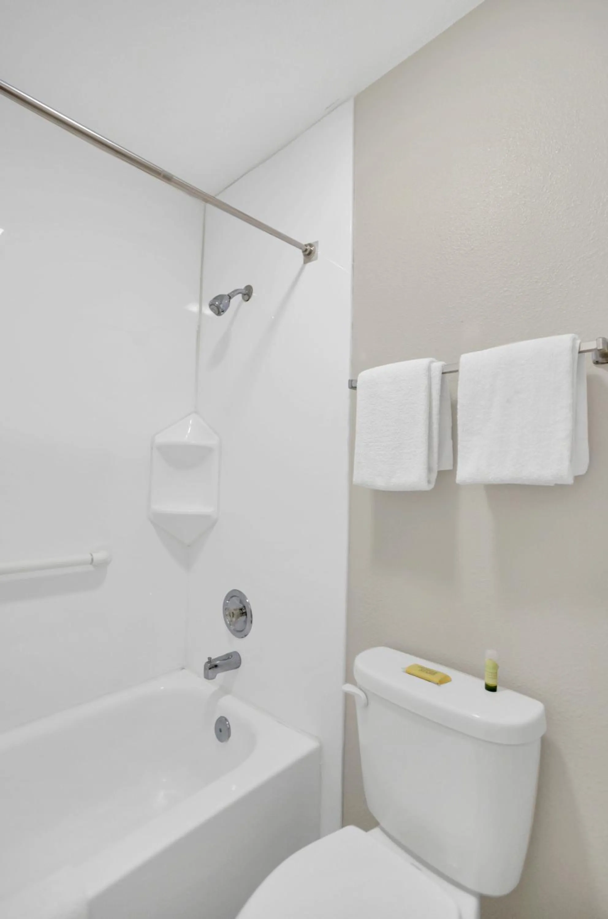 Bathroom in Bridgeview Inn Chicago Area