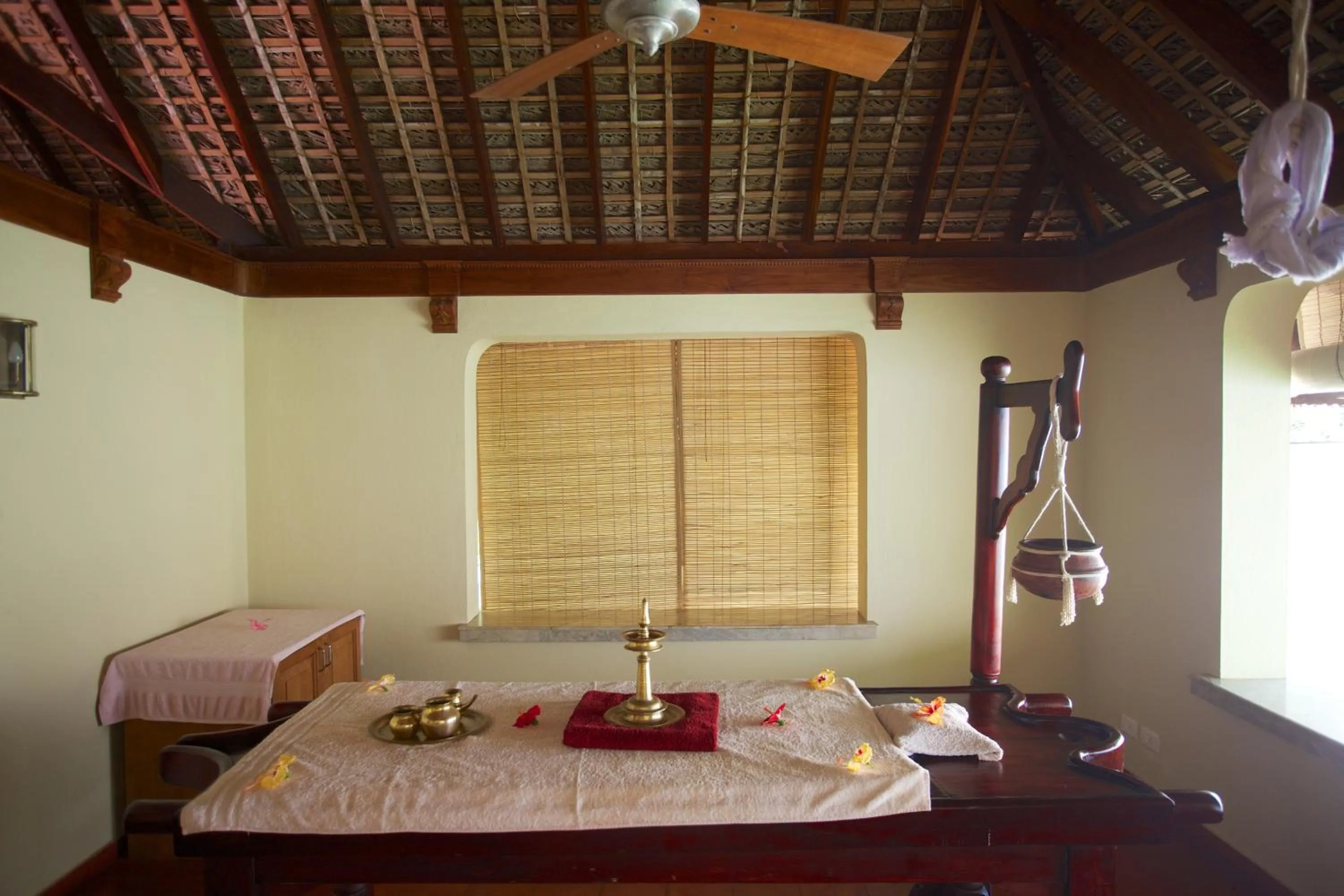 Spa and wellness centre/facilities, Bed in Neeleshwar Hermitage