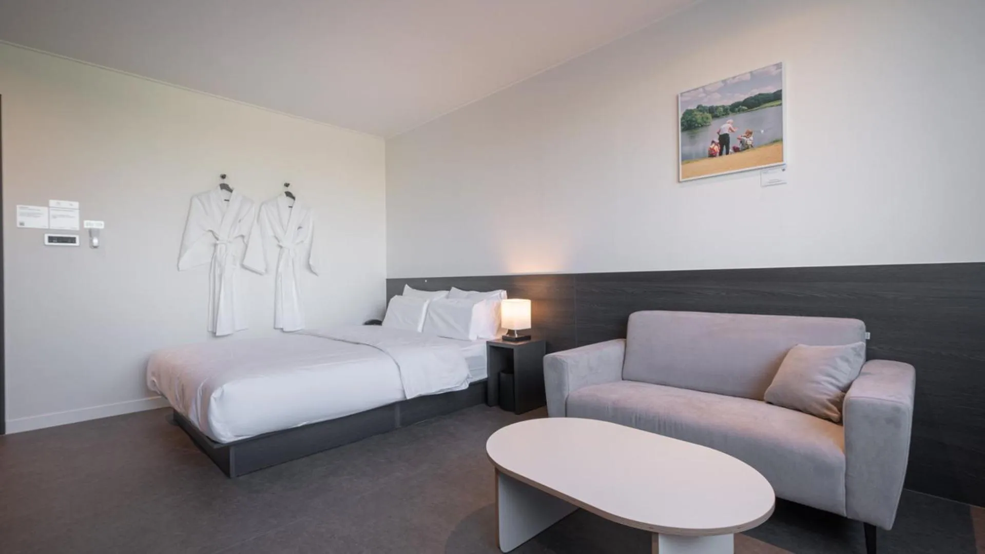 Photo of the whole room, Bed in Workers Hotel Daejeon by Aank