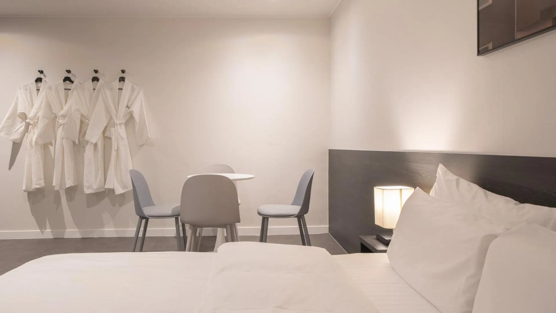 Photo of the whole room, Bed in Workers Hotel Daejeon by Aank