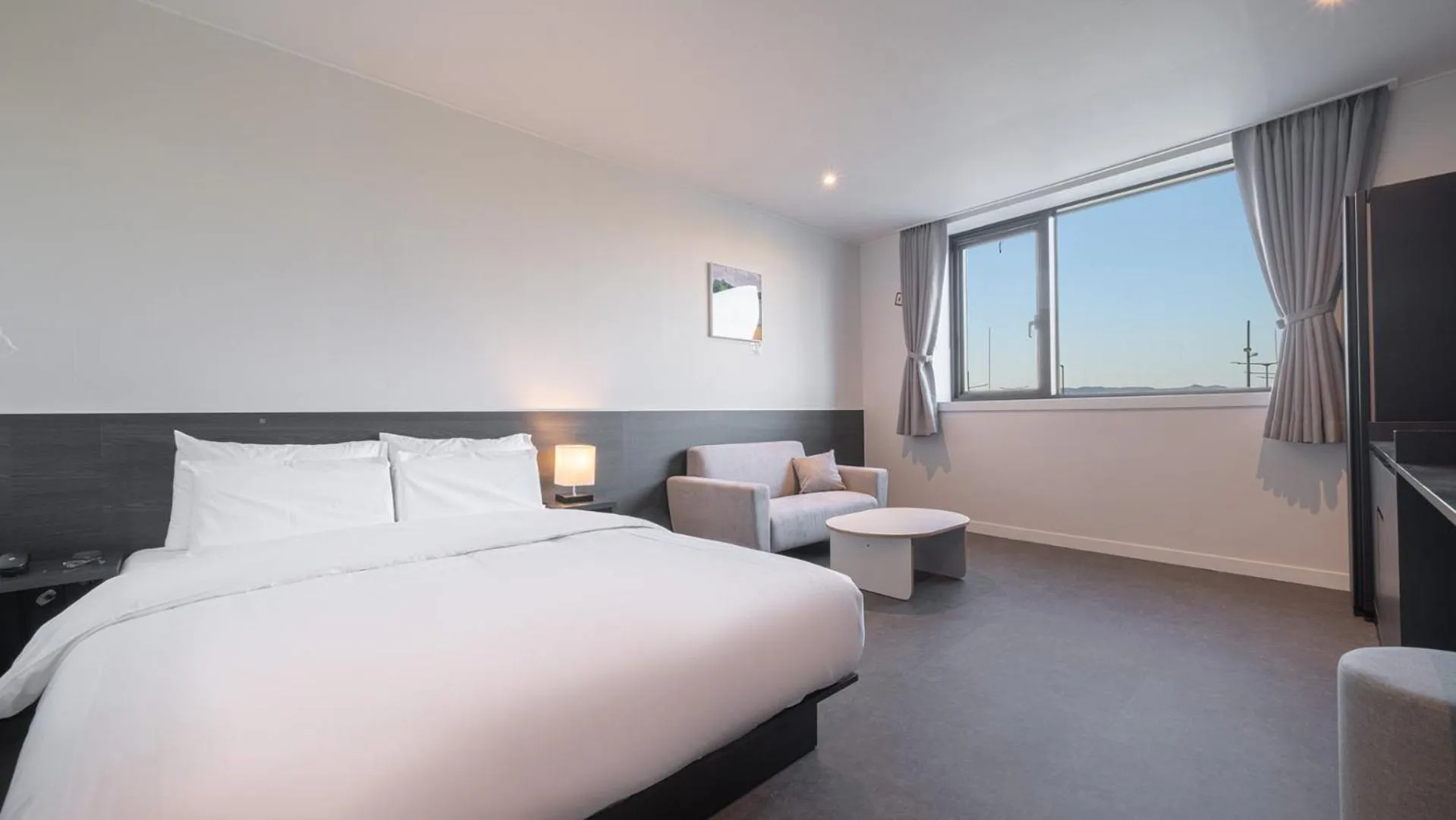 Photo of the whole room, Bed in Workers Hotel Daejeon by Aank