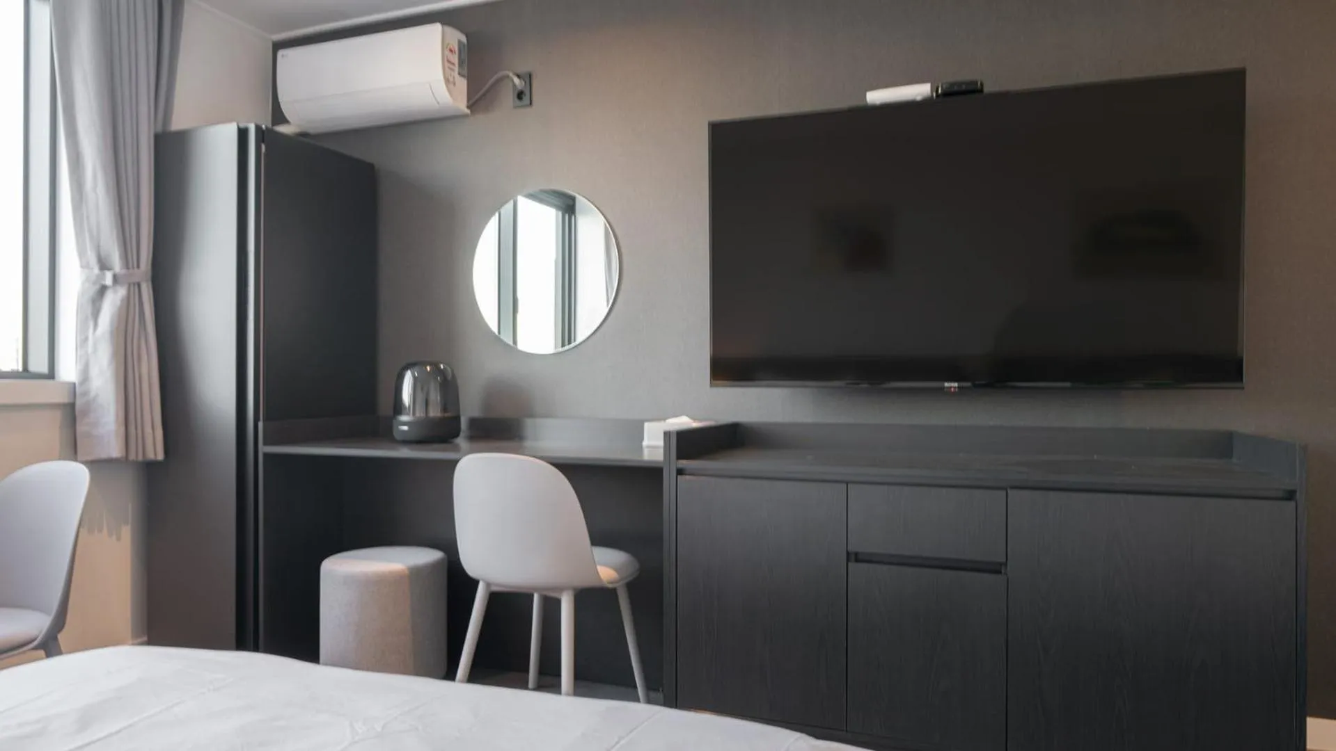 TV and multimedia, Bed in Workers Hotel Daejeon by Aank