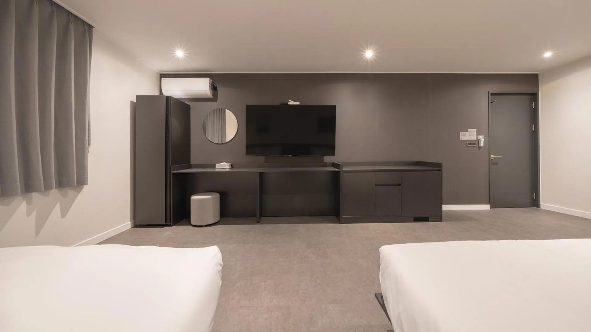 Photo of the whole room, Bed in Workers Hotel Daejeon by Aank