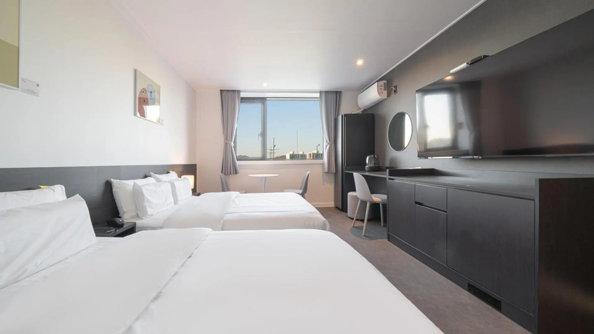 Photo of the whole room, Bed in Workers Hotel Daejeon by Aank