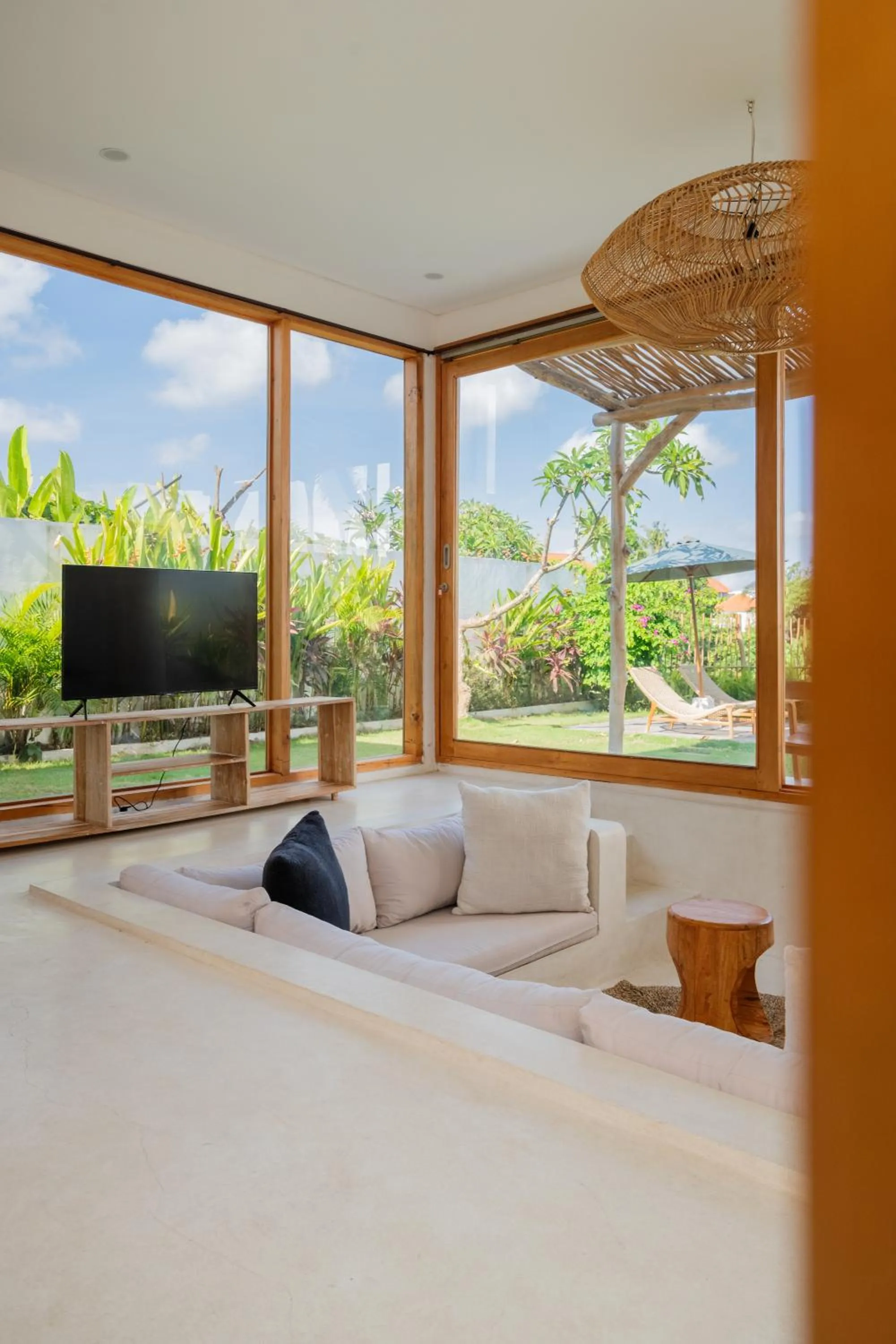 Living room, Bed in Gigi Sun Villa by Betterplace