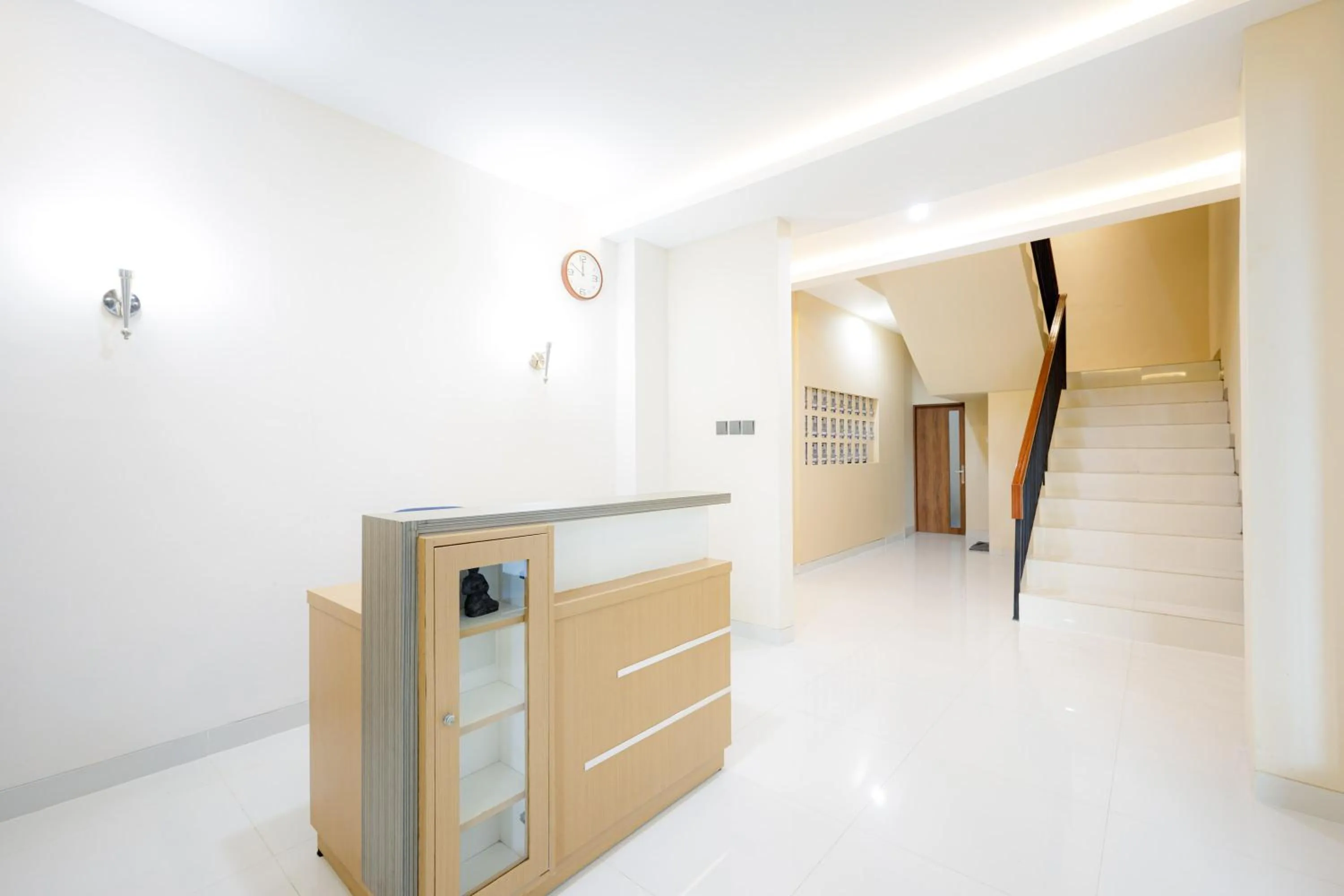 Lobby or reception in Urbanview Hotel Syariah The Ragunan Residence