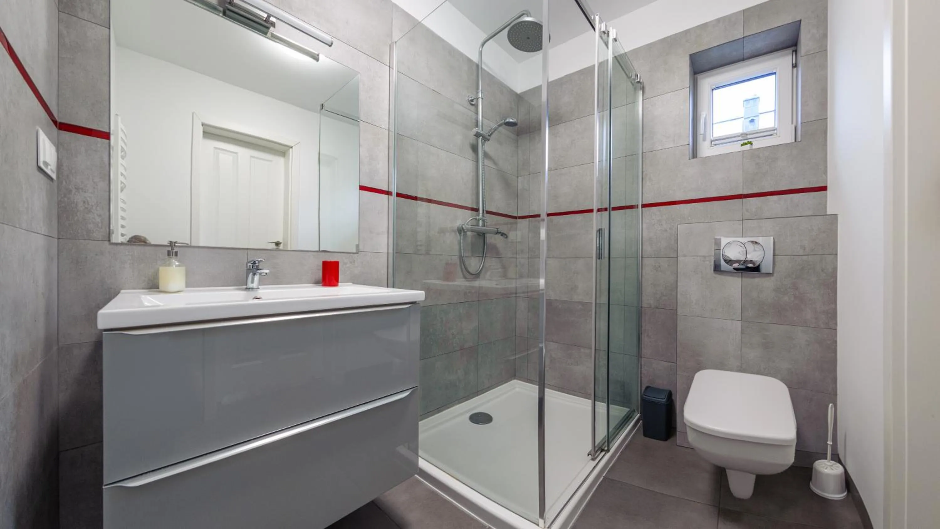 Shower in Jasne Wybrzeże, Sun & Snow
