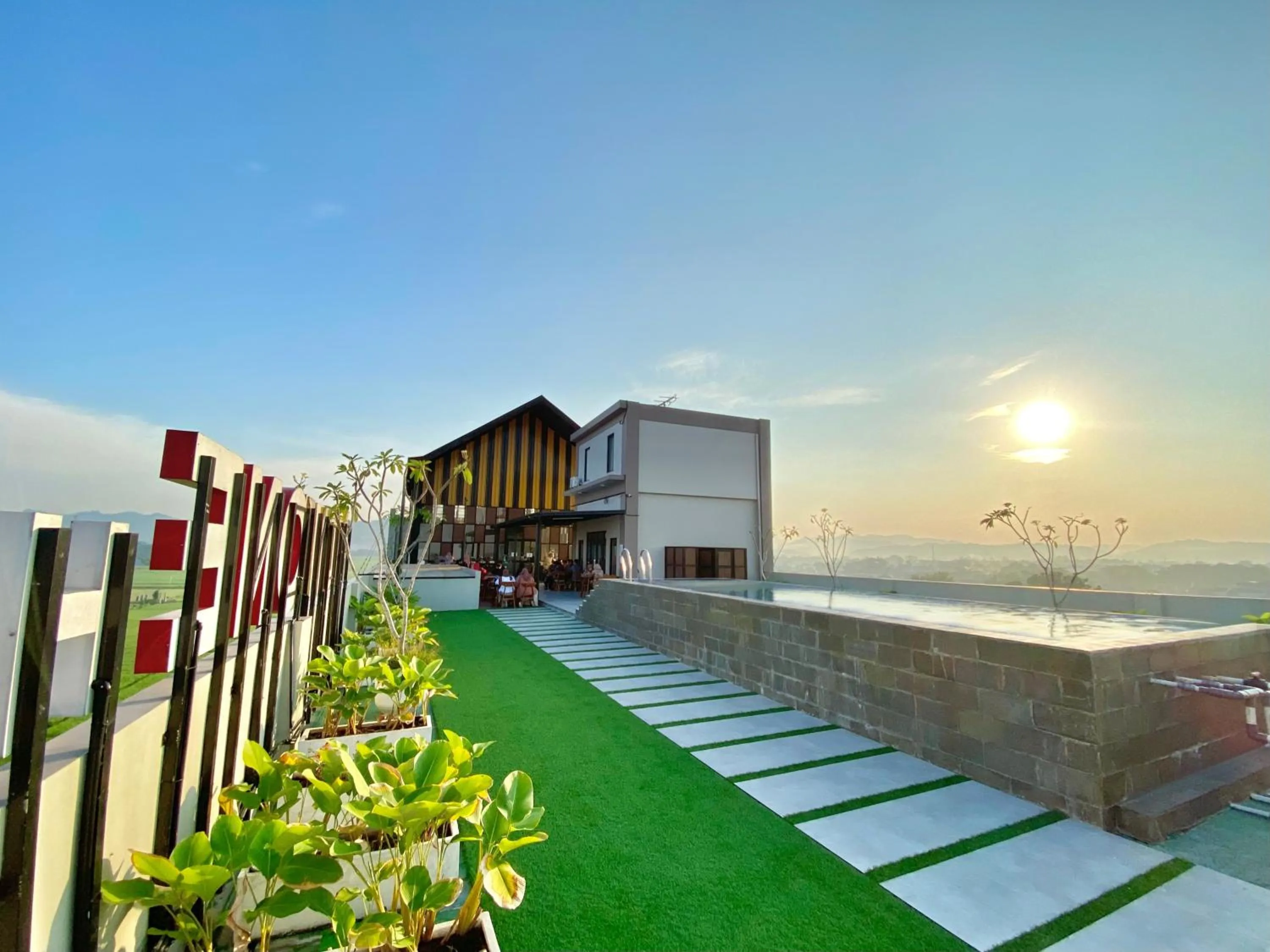 Swimming pool in Front One Hotel Gombong
