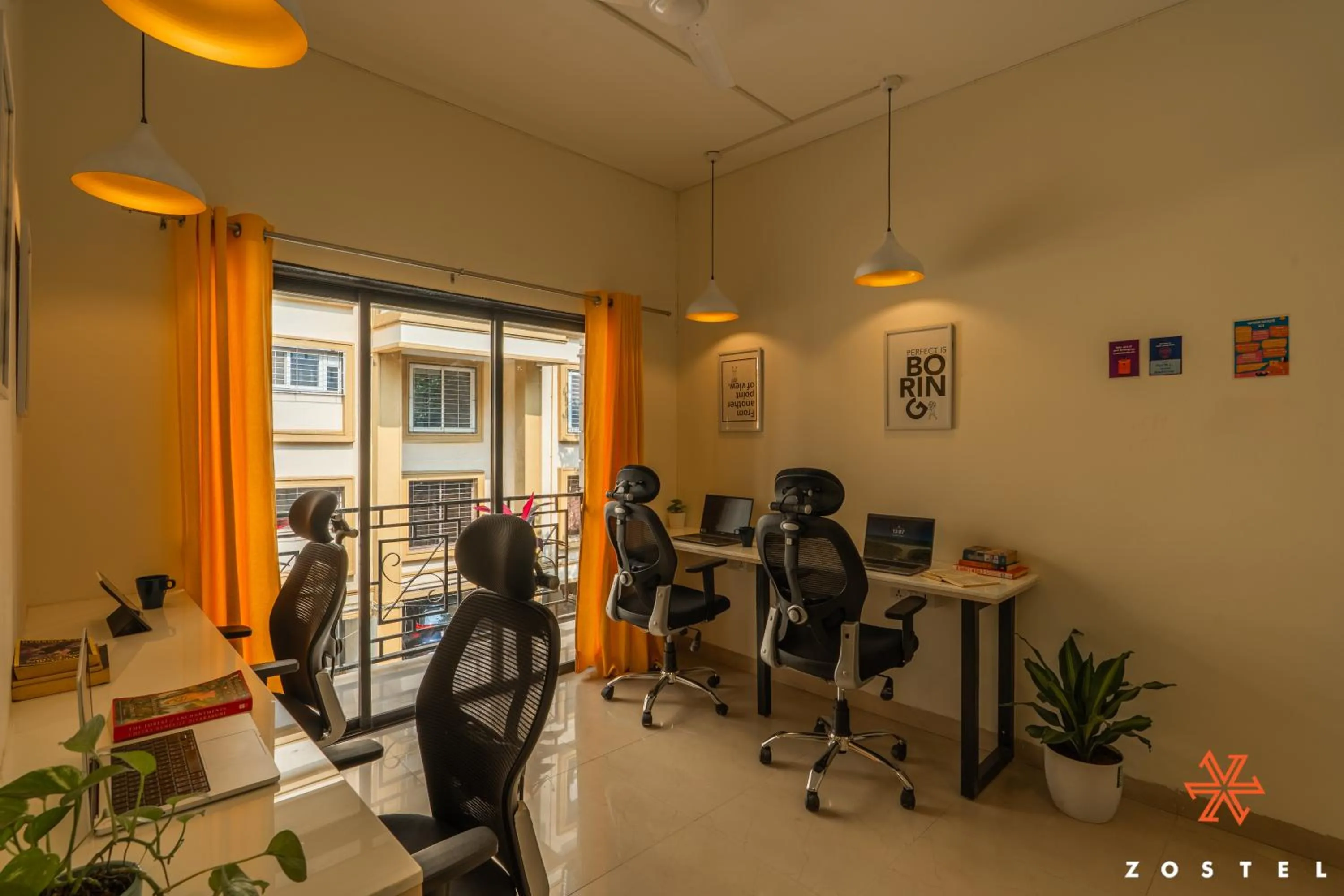 Communal lounge/ TV room in Zostel Pune, Viman Nagar
