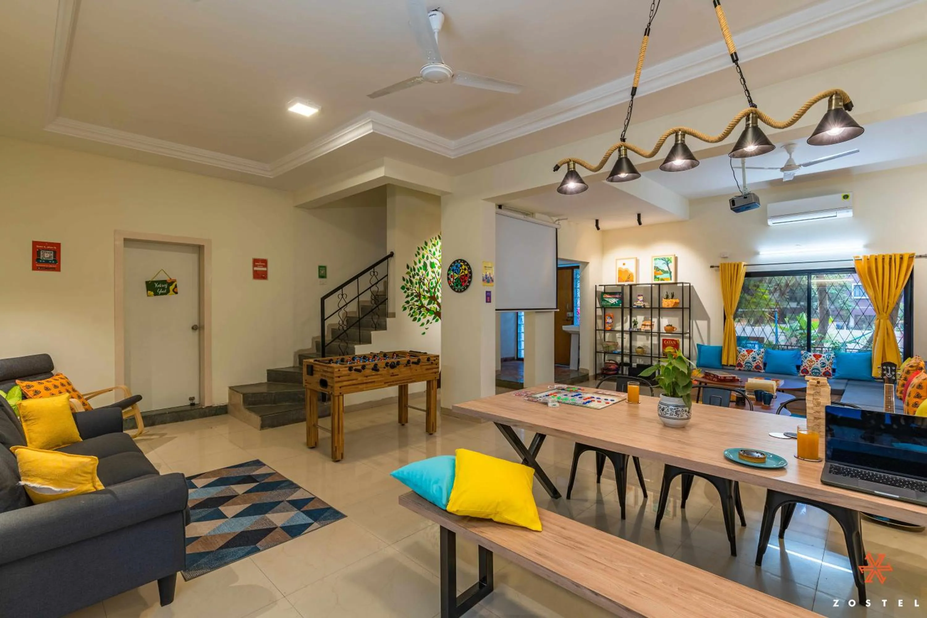 Communal lounge/ TV room in Zostel Pune (Viman Nagar)