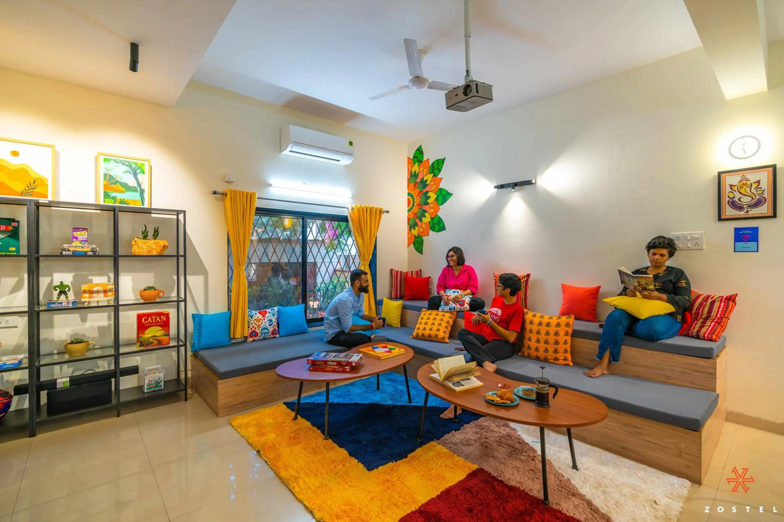 Communal lounge/ TV room in Zostel Pune (Viman Nagar)