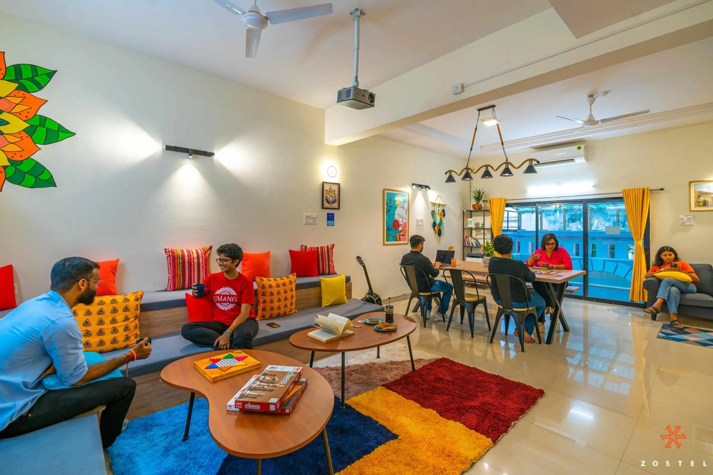 Communal lounge/ TV room in Zostel Pune (Viman Nagar)