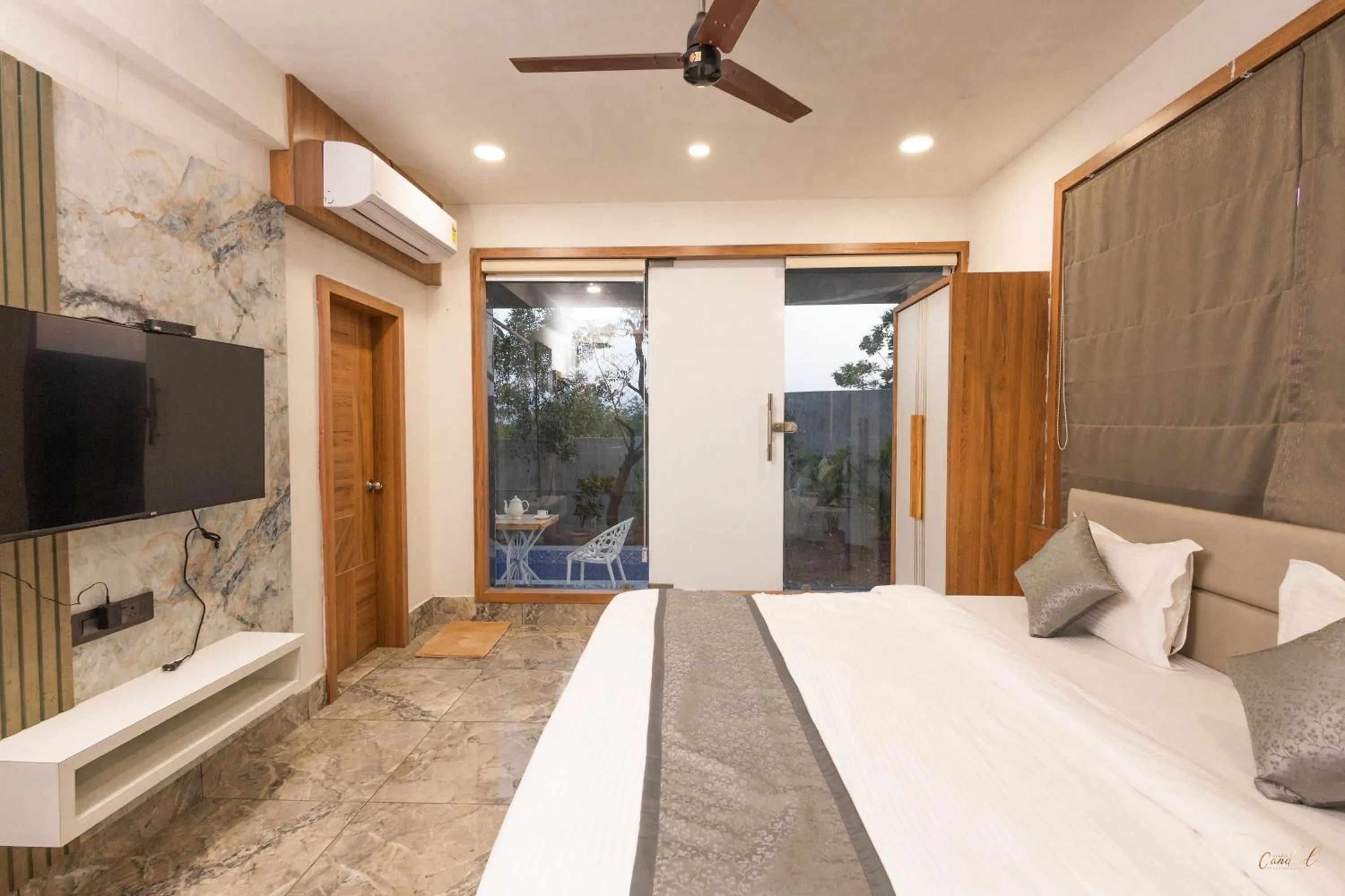 Bed in Daksh Eden Greenz -A Luxury Resort in Sasan Gir