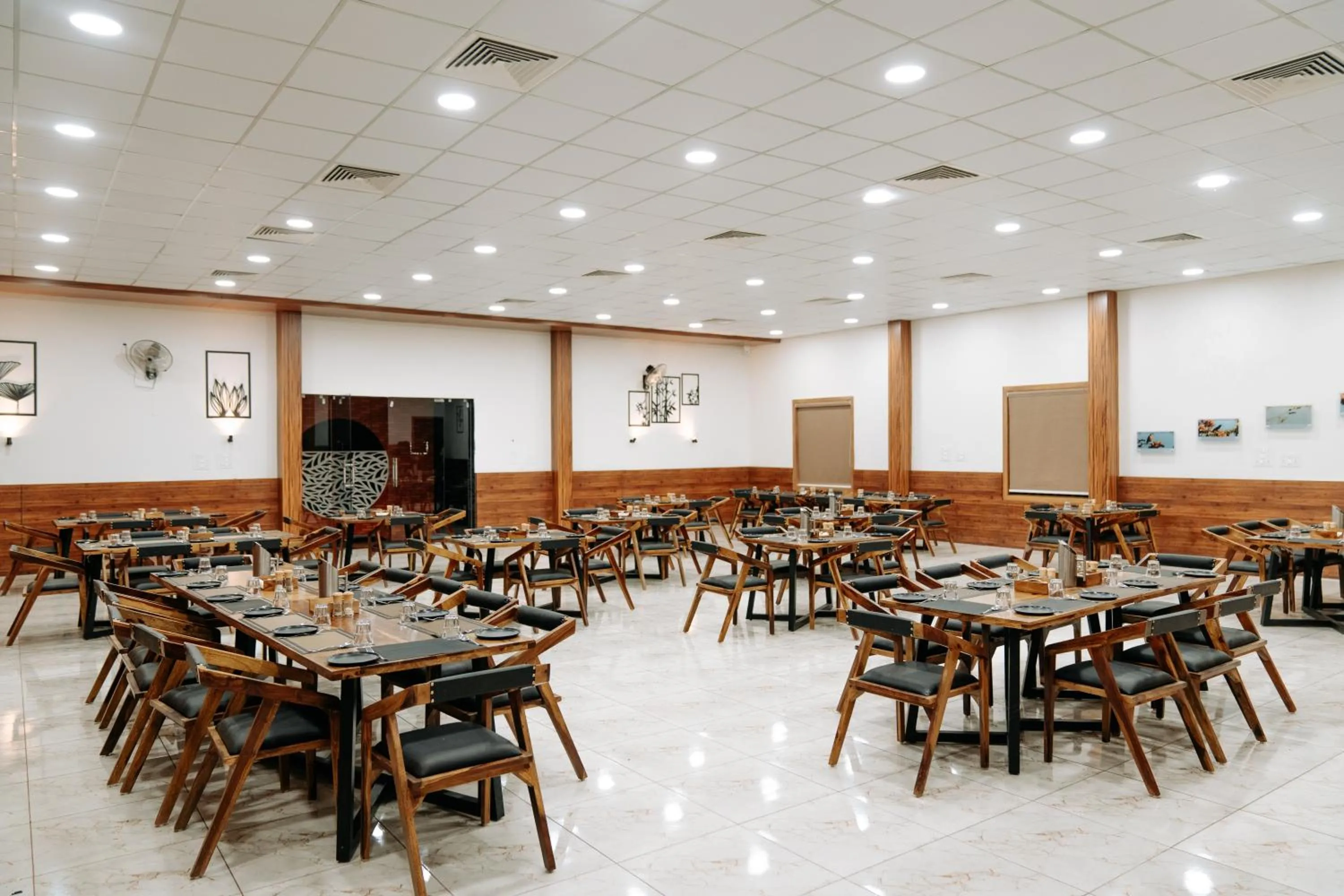 Restaurant/places to eat in Daksh Eden Greenz -A Luxury Resort in Sasan Gir