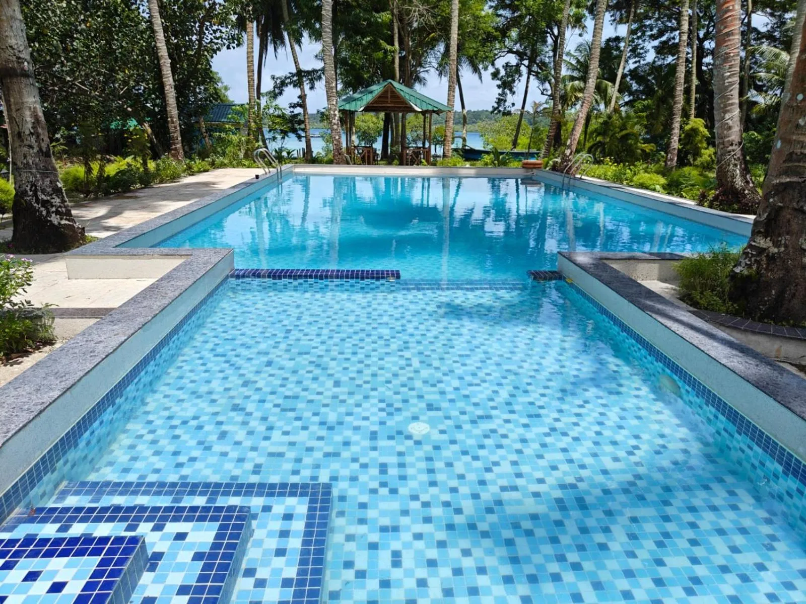 Swimming pool in Ocean Pearl Beach Resort