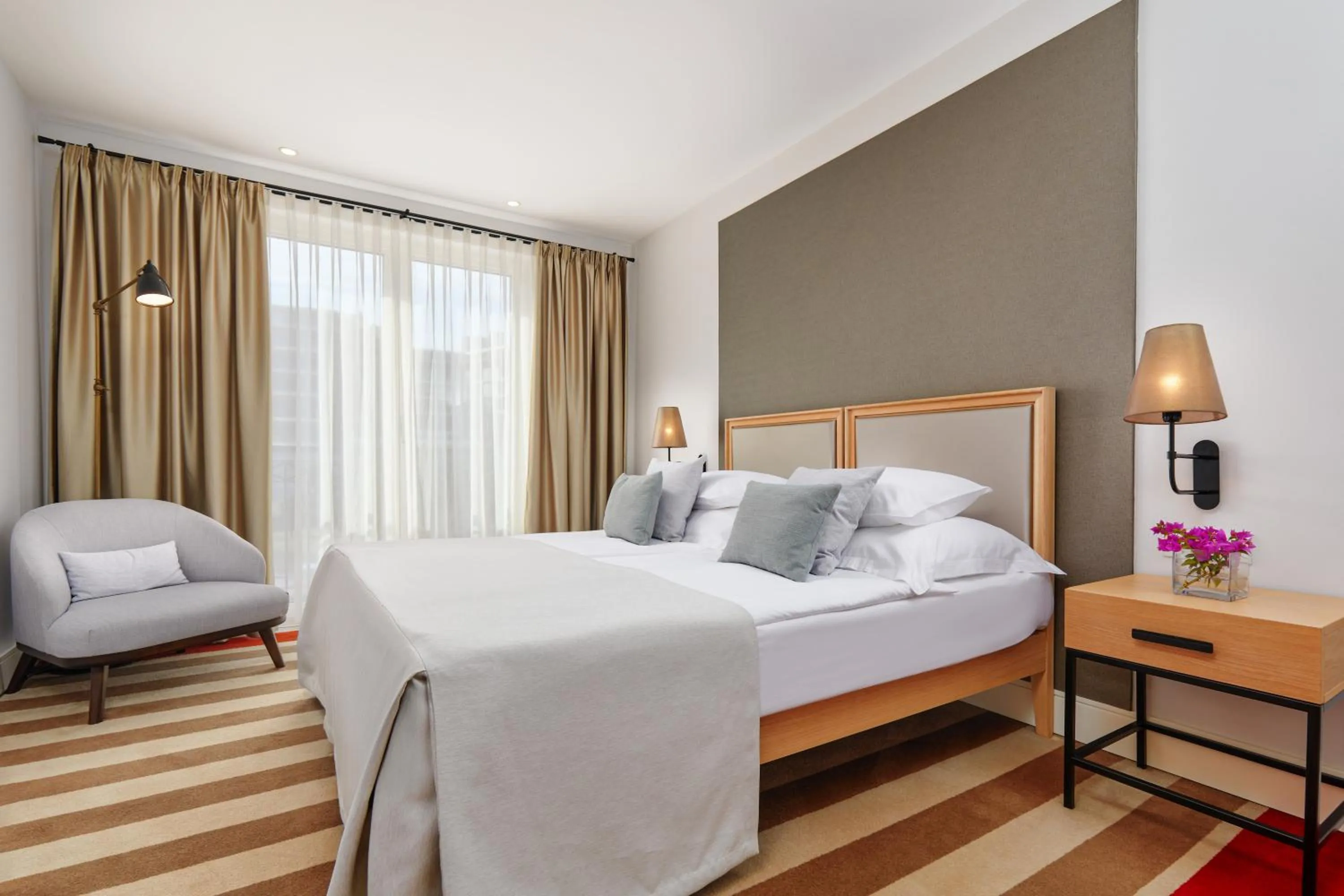 Text overlay in Hotel Budva