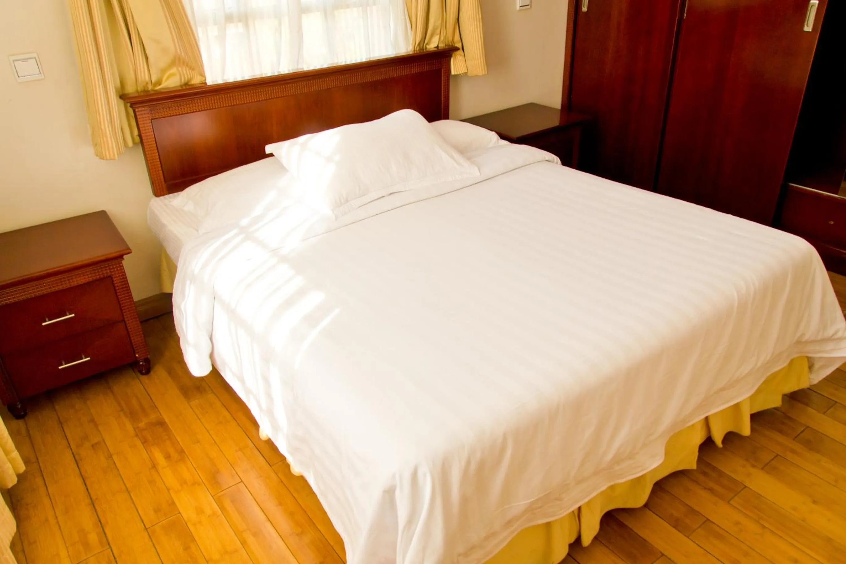 Bedroom, Bed in Natural Oak Apartments