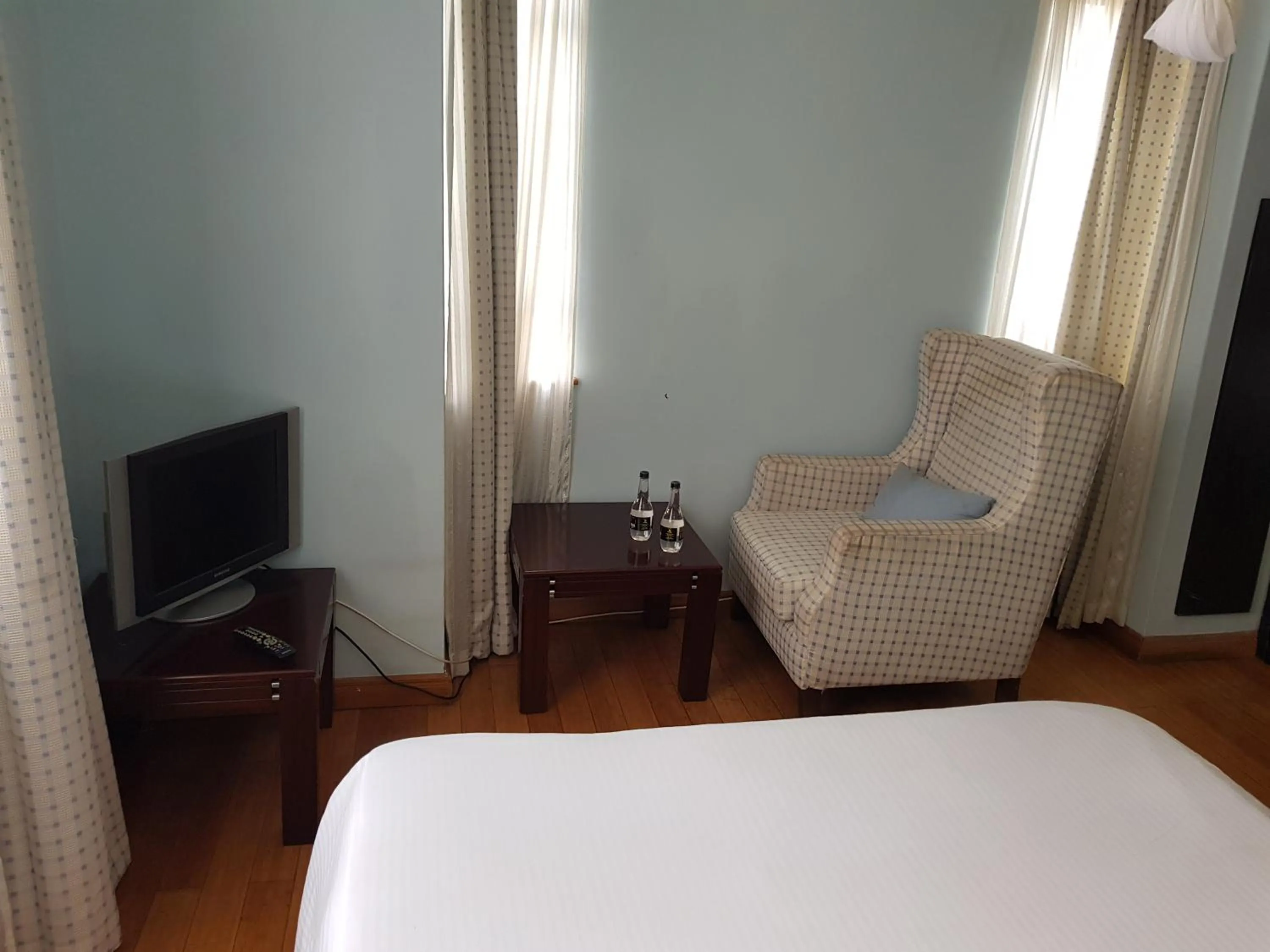 TV and multimedia, Bed in Natural Oak Apartments