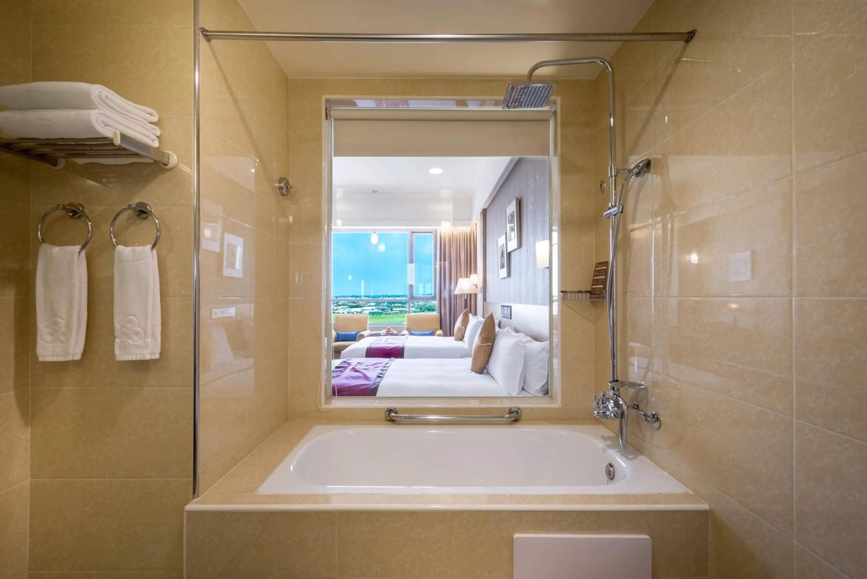Bath, Bed in Royal Chiayi Hotel
