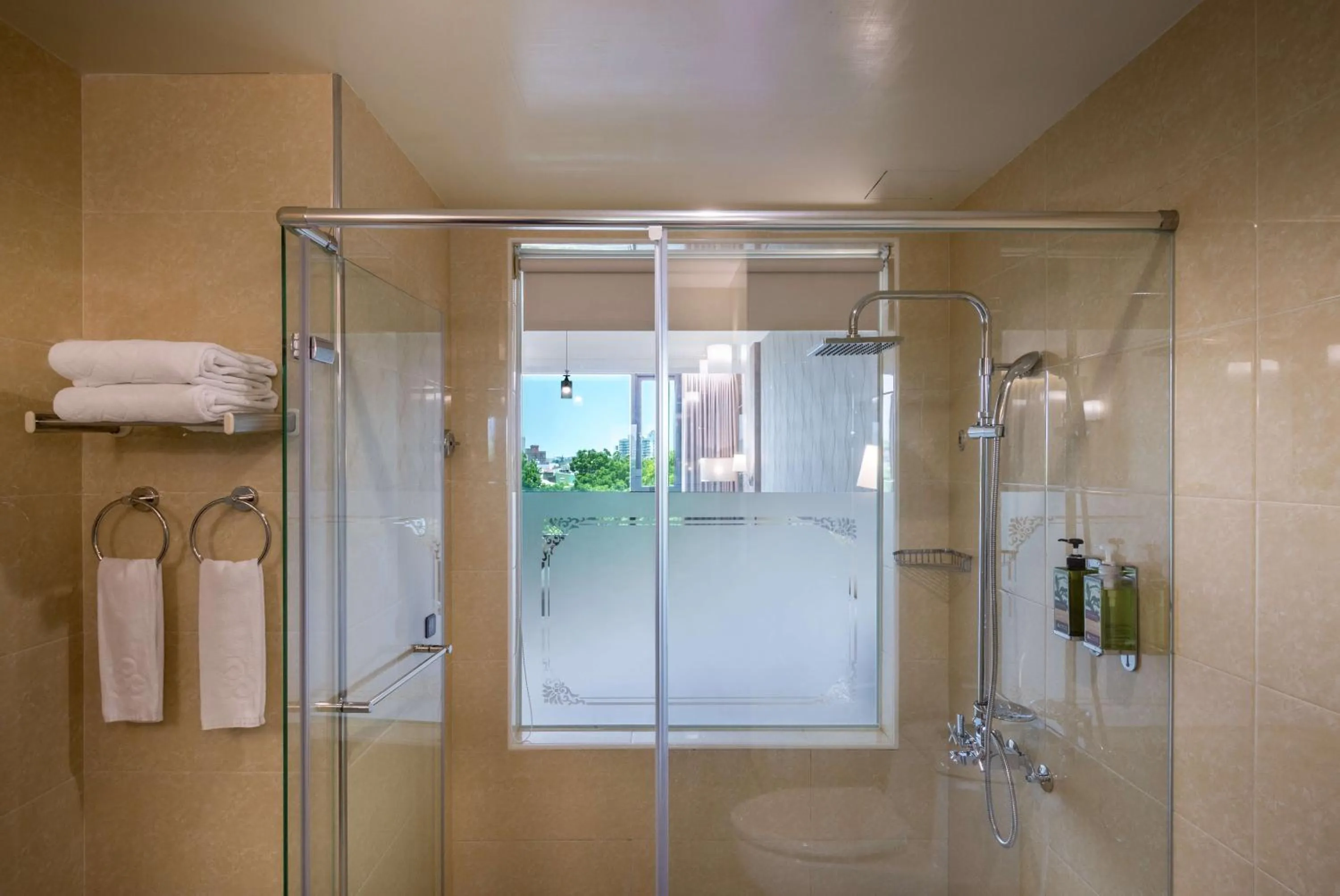 Shower in Royal Chiayi Hotel