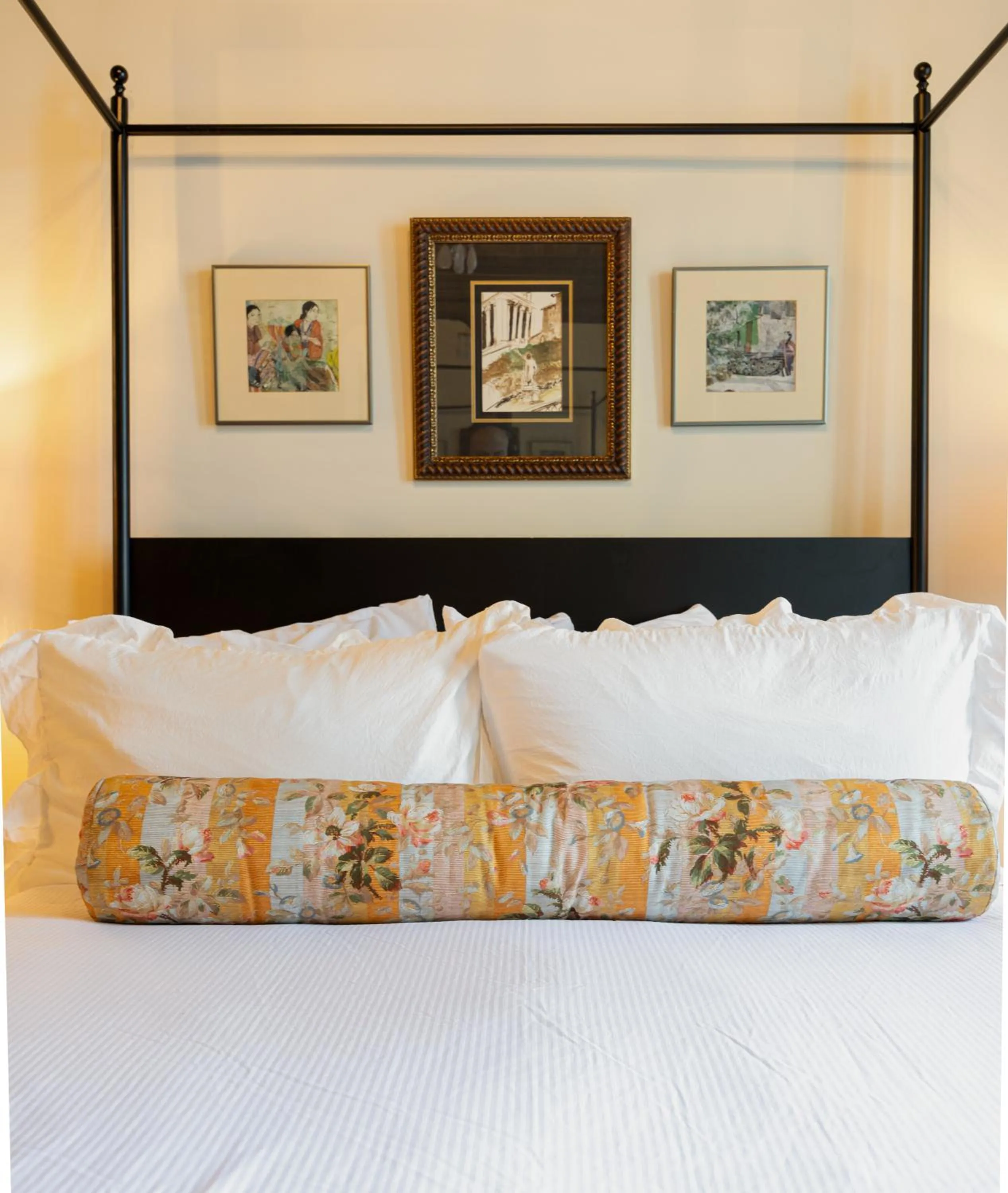 Bed in Hotel Cleo, Knoxville Downtown, a Tribute Portfolio Hotel