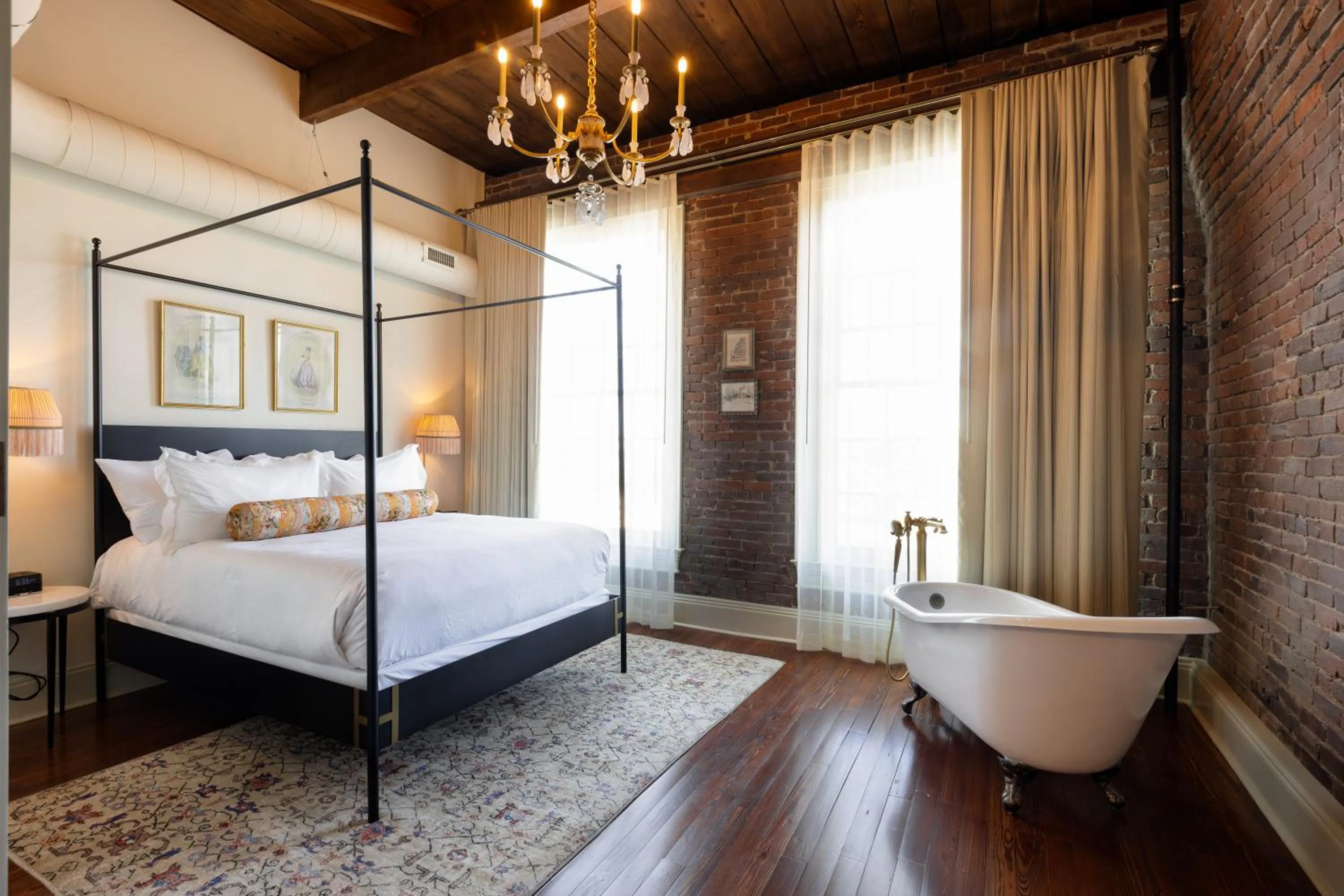 Bed in Hotel Cleo, Knoxville Downtown, a Tribute Portfolio Hotel