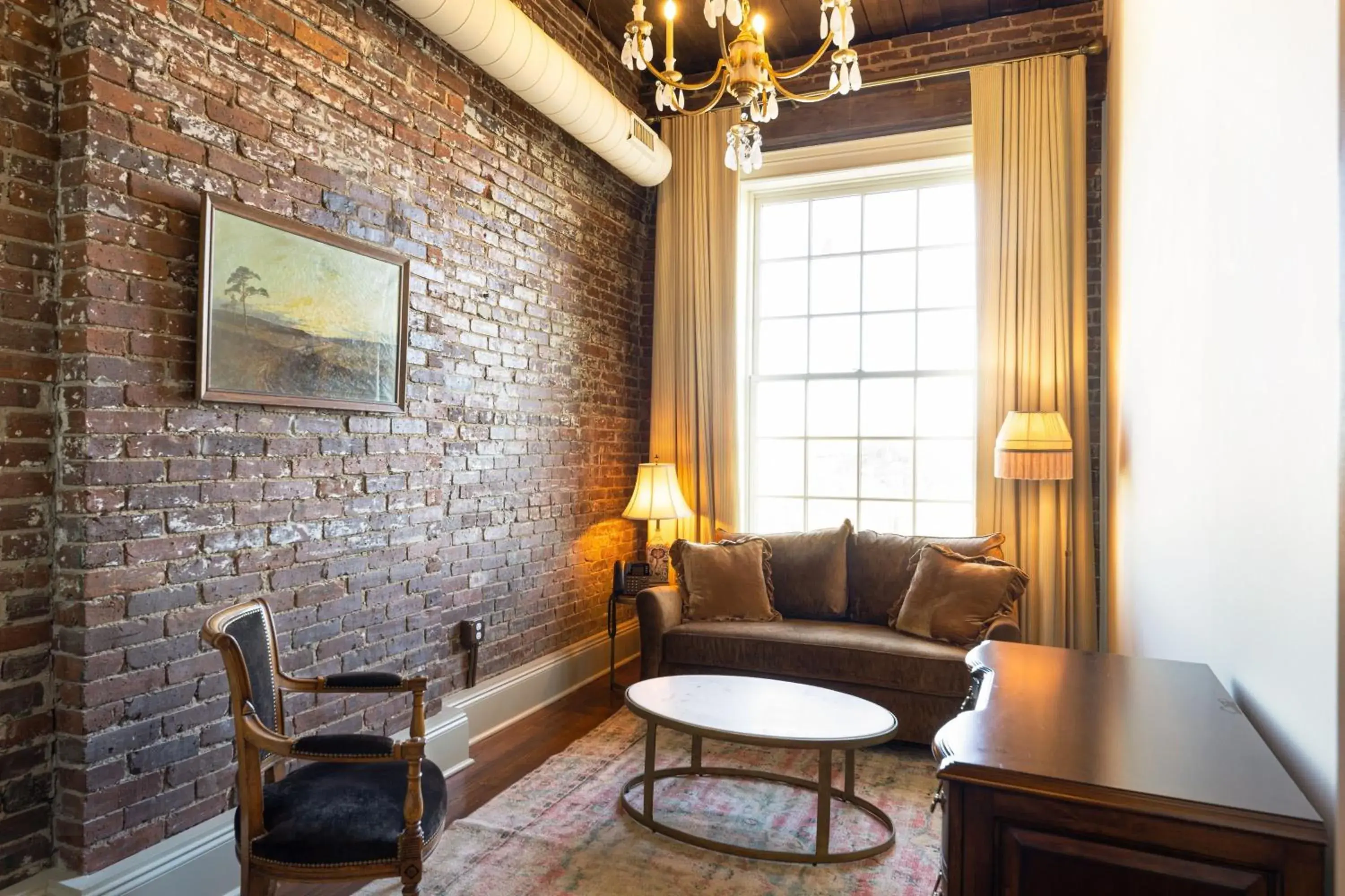 Signature King Room with City View in Hotel Cleo, Knoxville Downtown, a Tribute Portfolio Hotel Signature King Room with City View in Hotel Cleo, Knoxville Downtown, a Tribute Portfolio Hotel