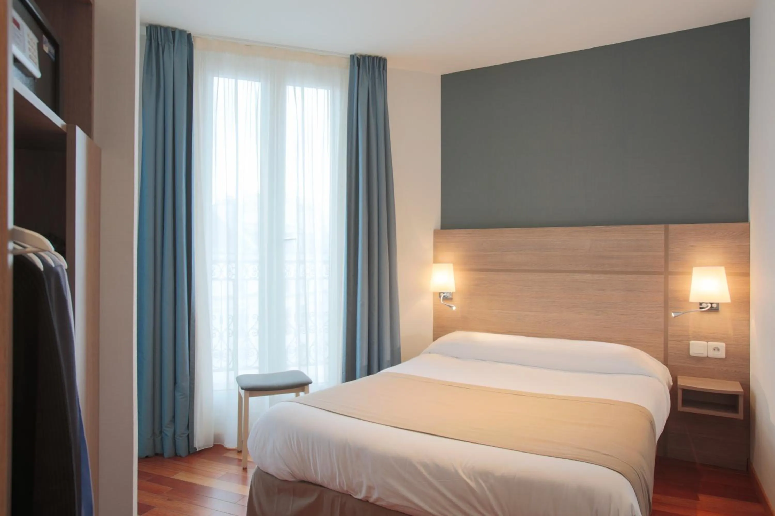 Photo of the whole room, Bed in Grand Hotel du Loiret