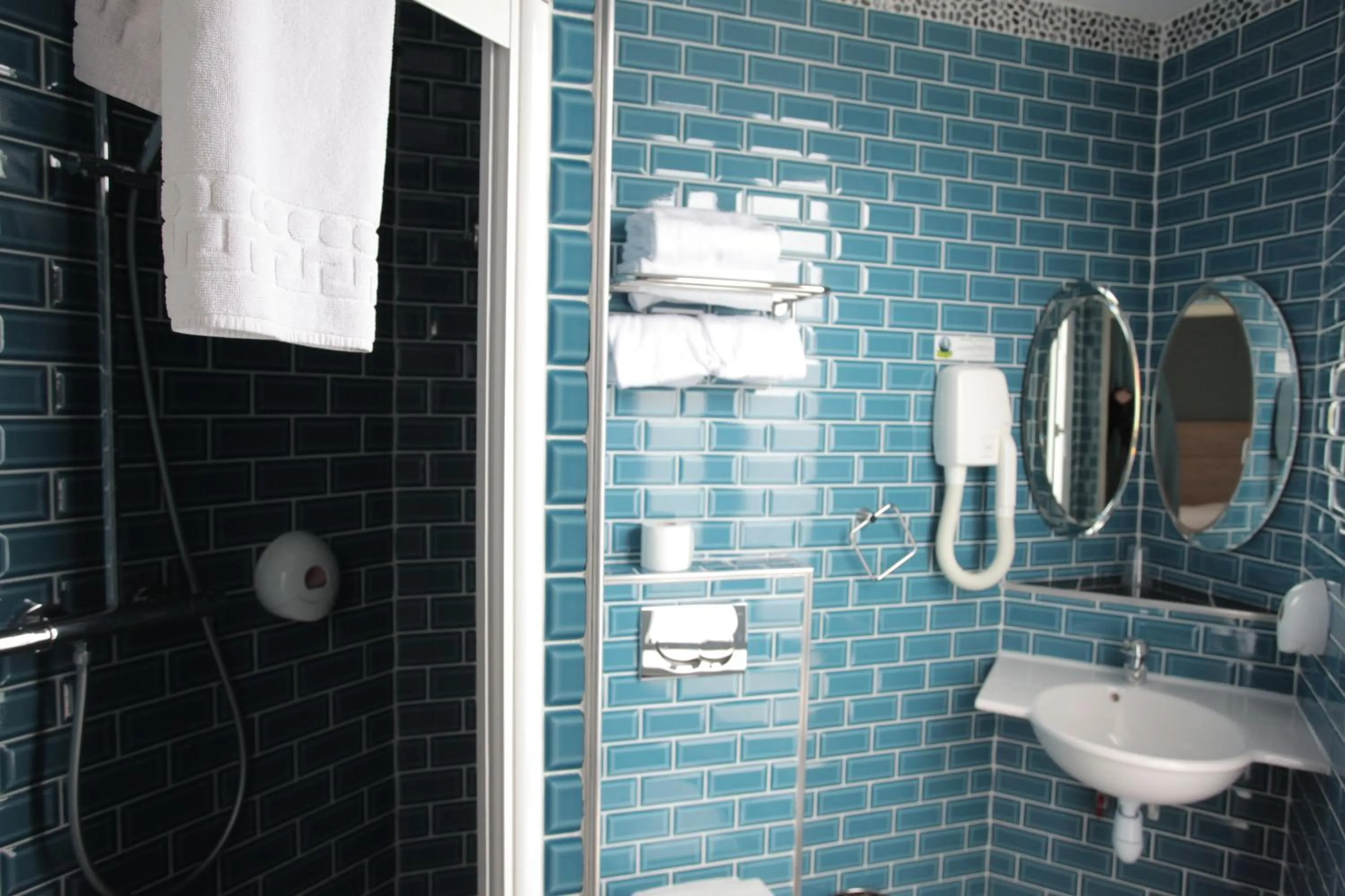 Bathroom in Grand Hotel du Loiret