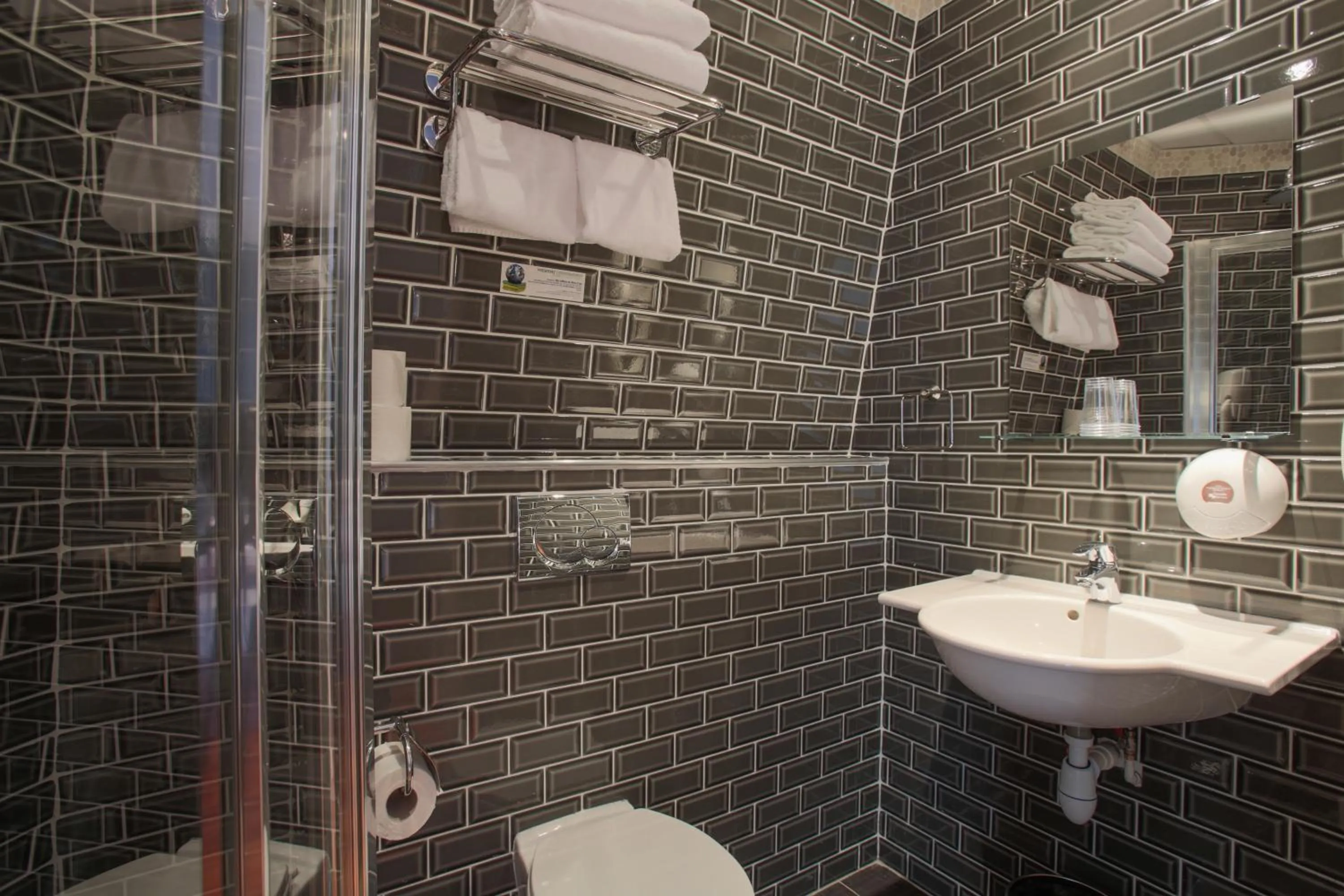 Bathroom in Grand Hotel du Loiret