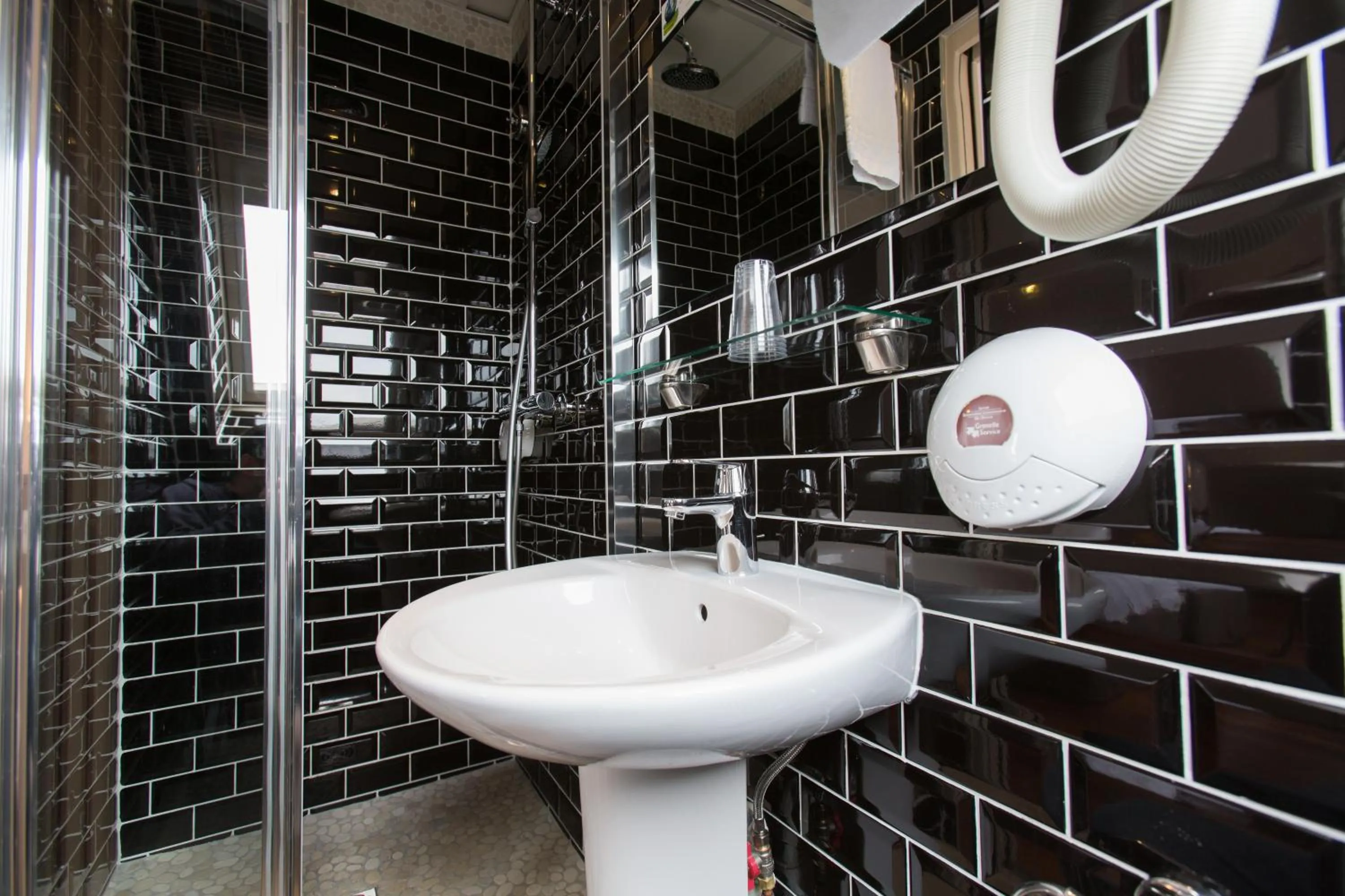 Bathroom in Grand Hotel du Loiret