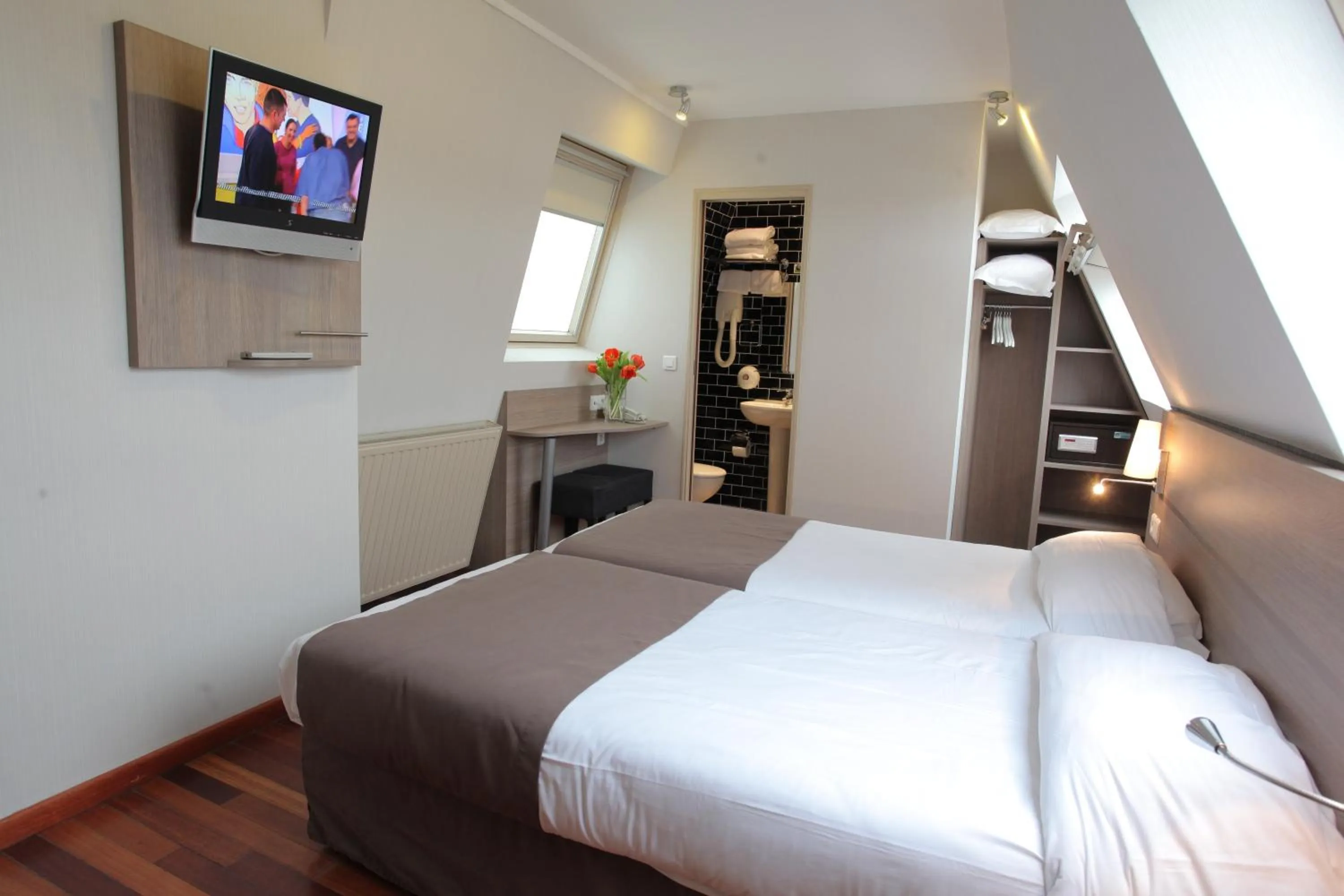 Photo of the whole room, Bed in Grand Hotel du Loiret