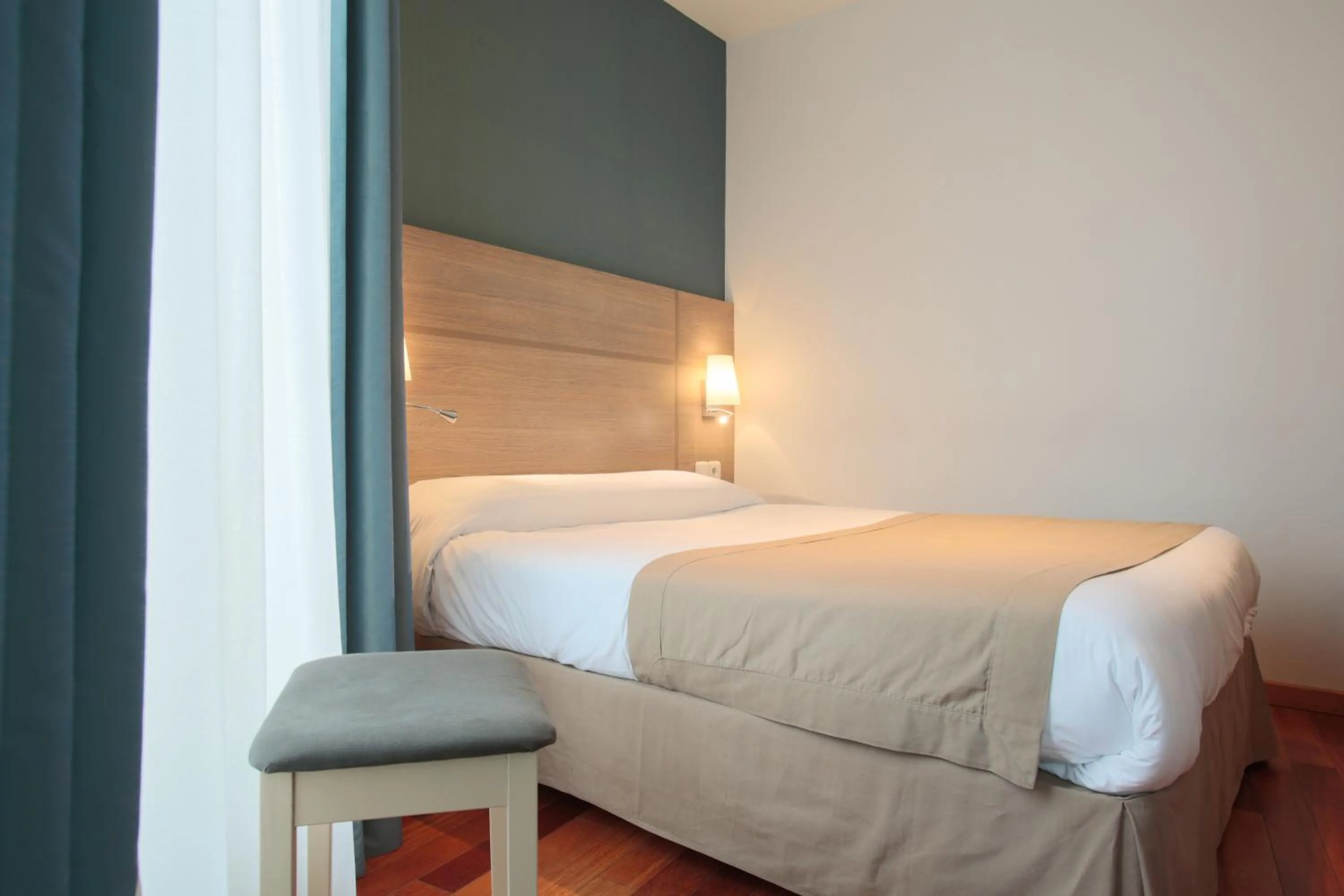 Bedroom, Bed in Grand Hotel du Loiret