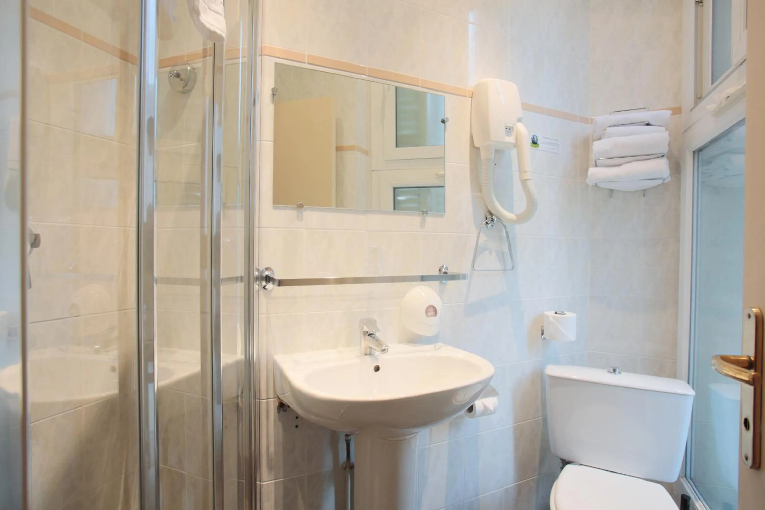 Bathroom in Grand Hotel du Loiret