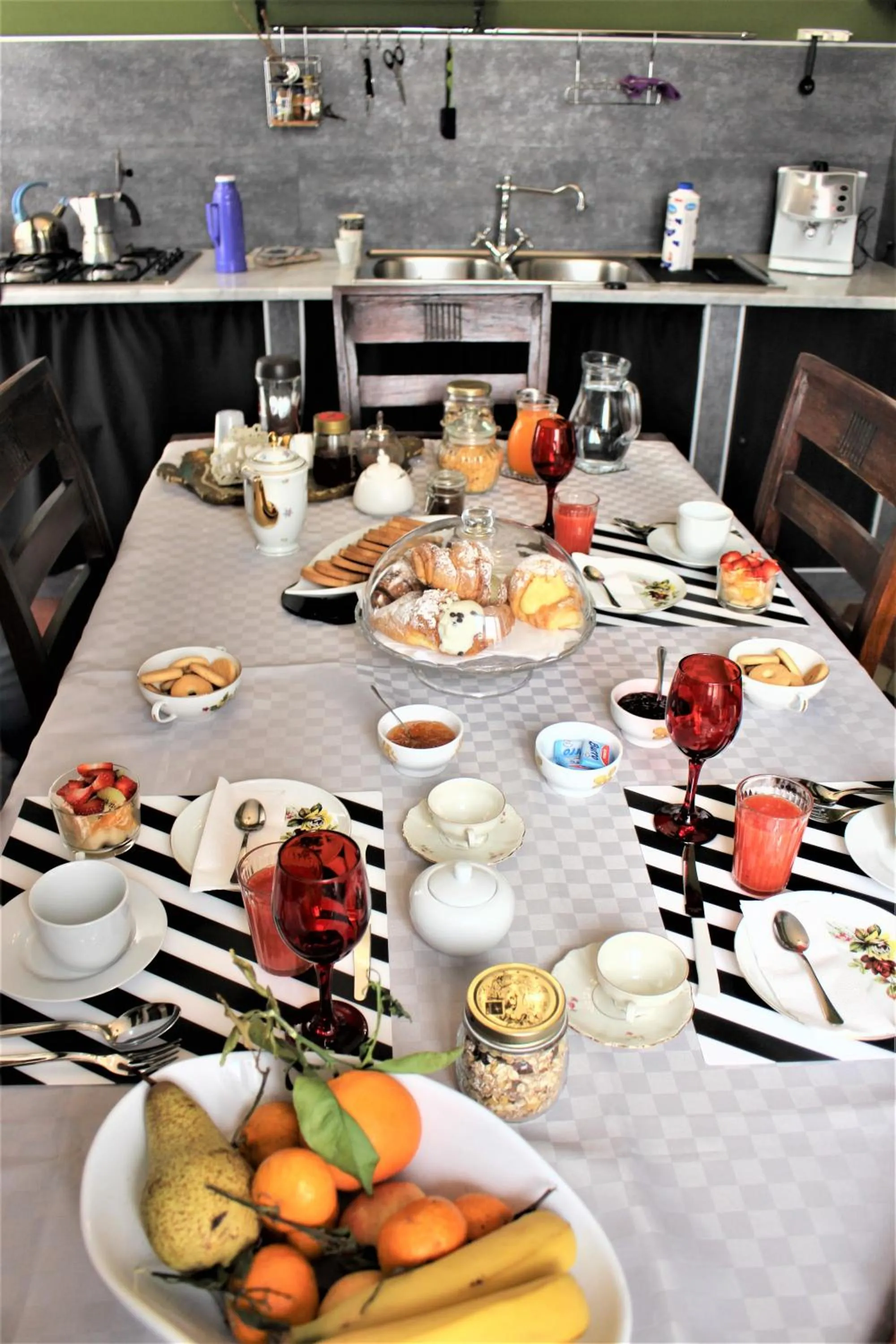 Communal kitchen in La Via delle Biciclette