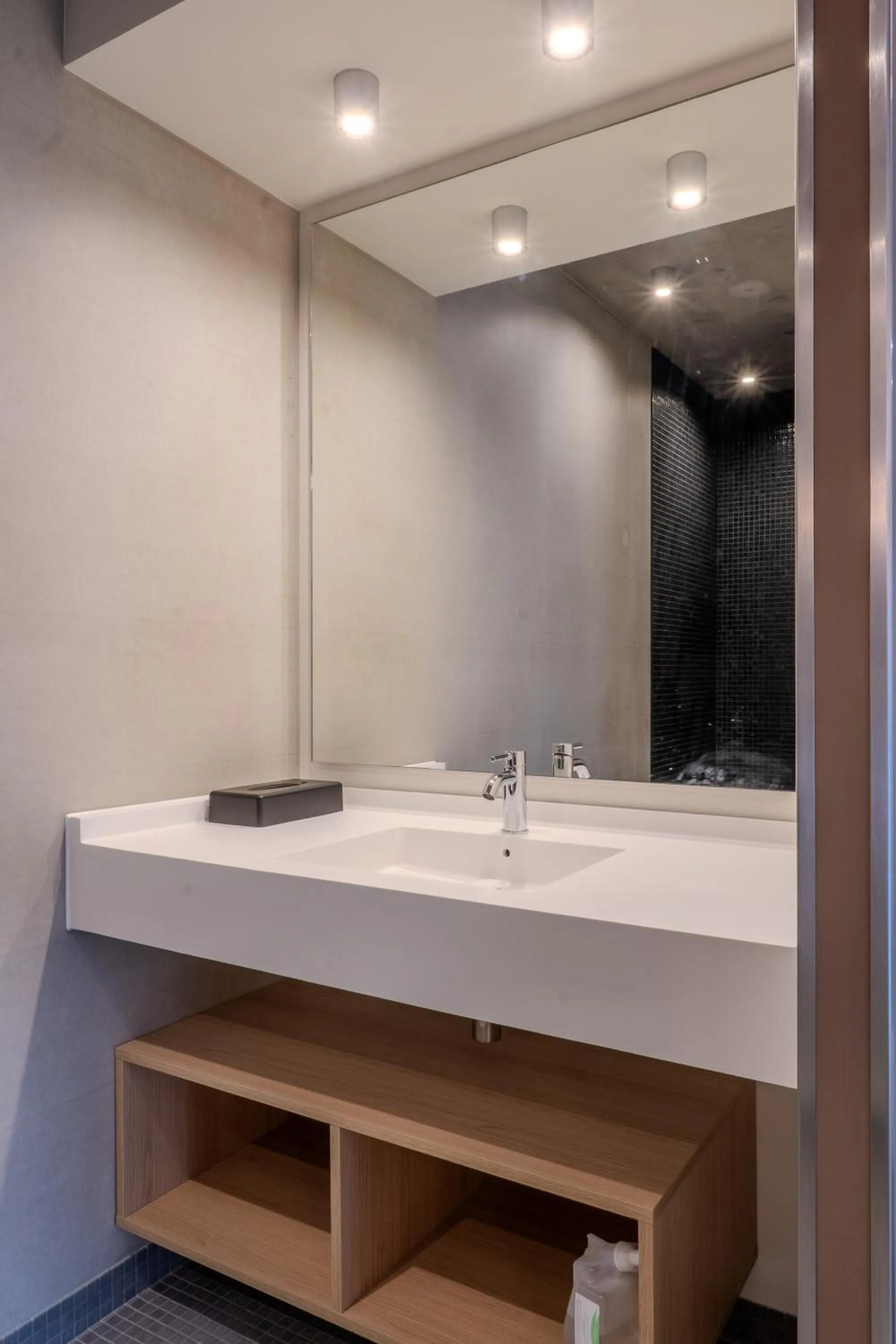 Bathroom in Hotel Libera Caen Colombelles