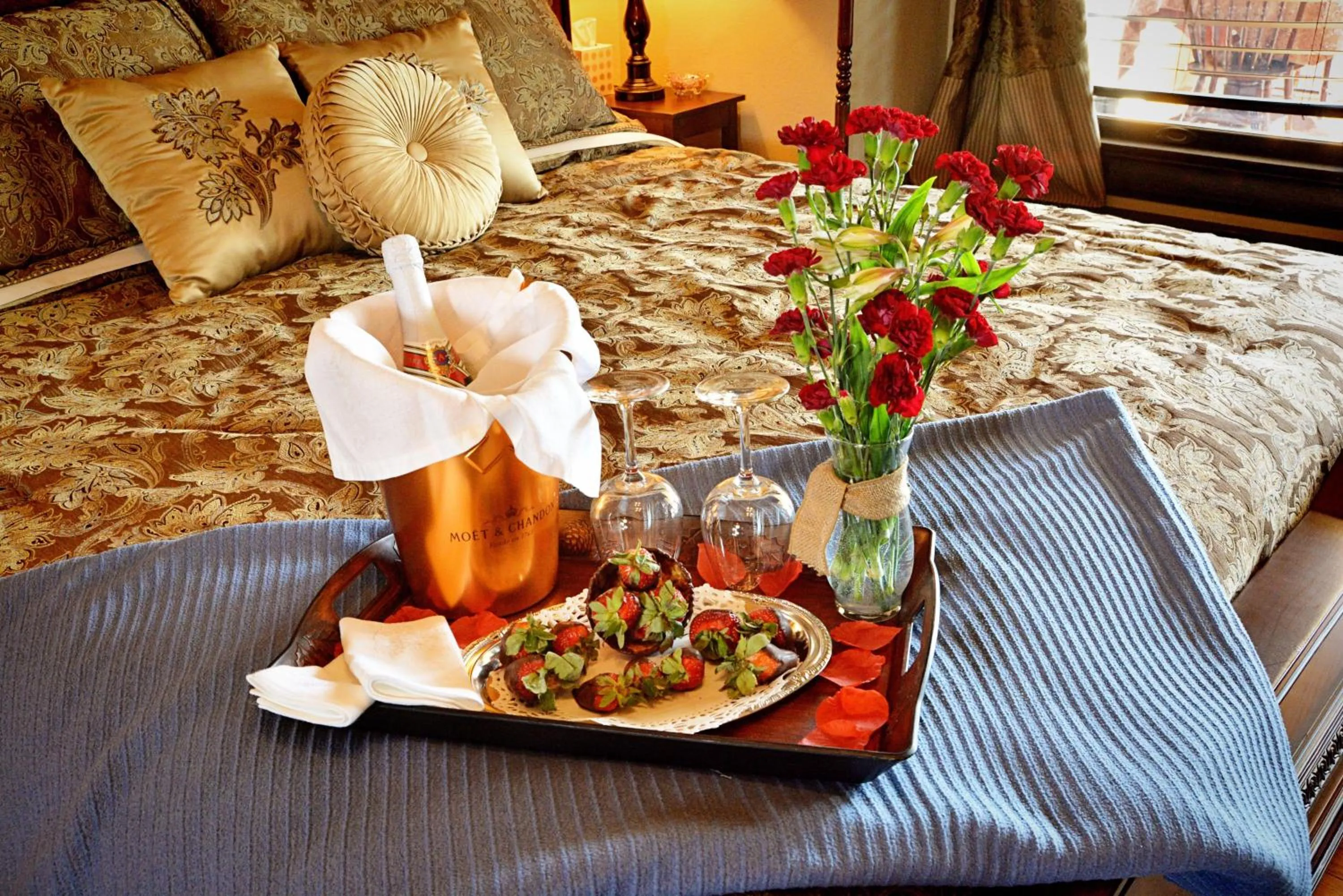 Bedroom, Bed in Iron Horse Inn