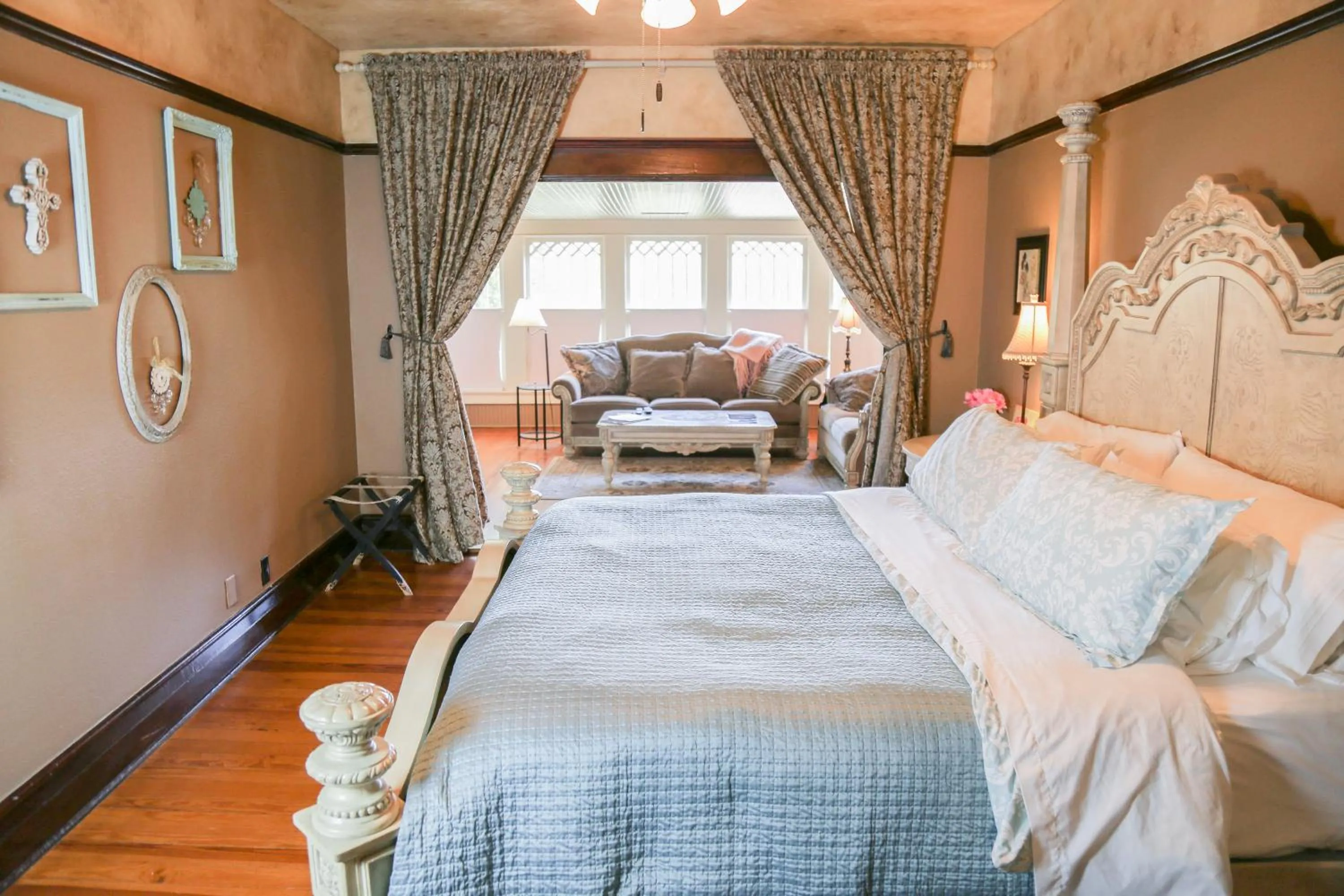 Bed in Iron Horse Inn