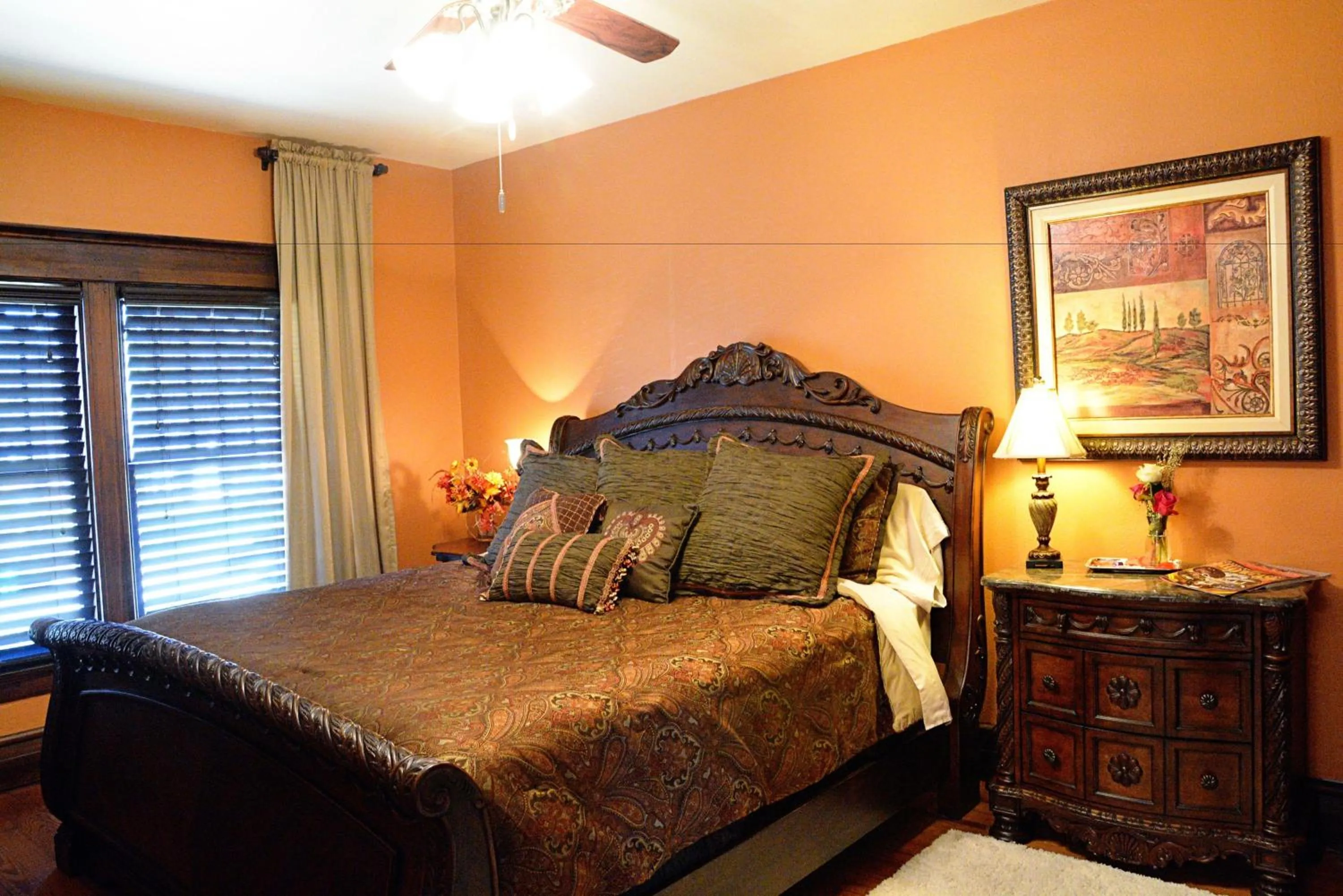 Bedroom, Bed in Iron Horse Inn