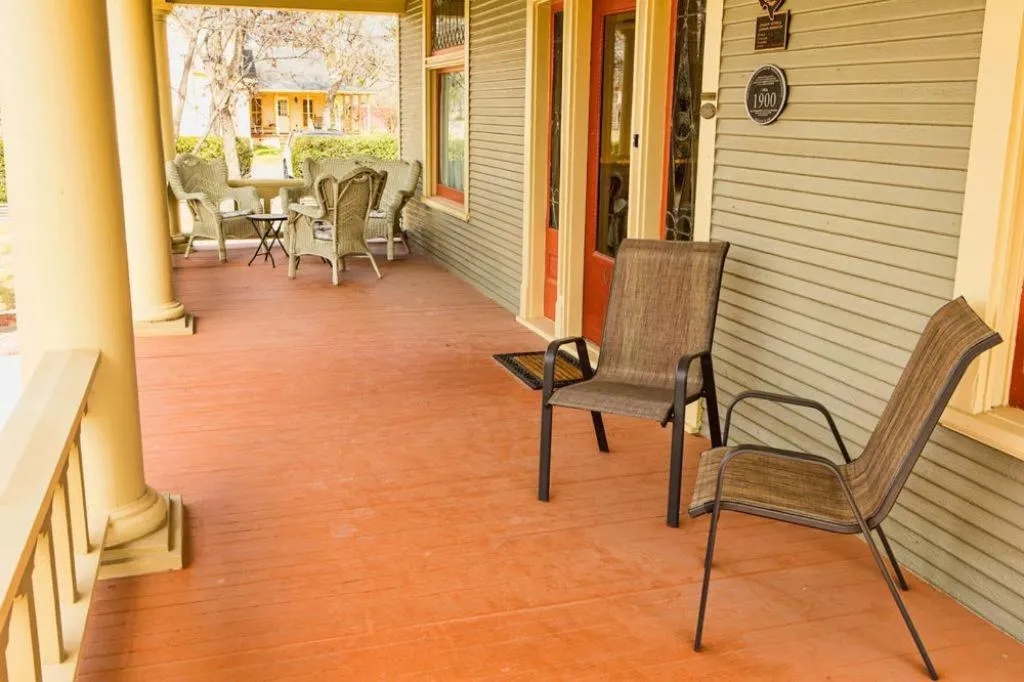 Property building in Iron Horse Inn