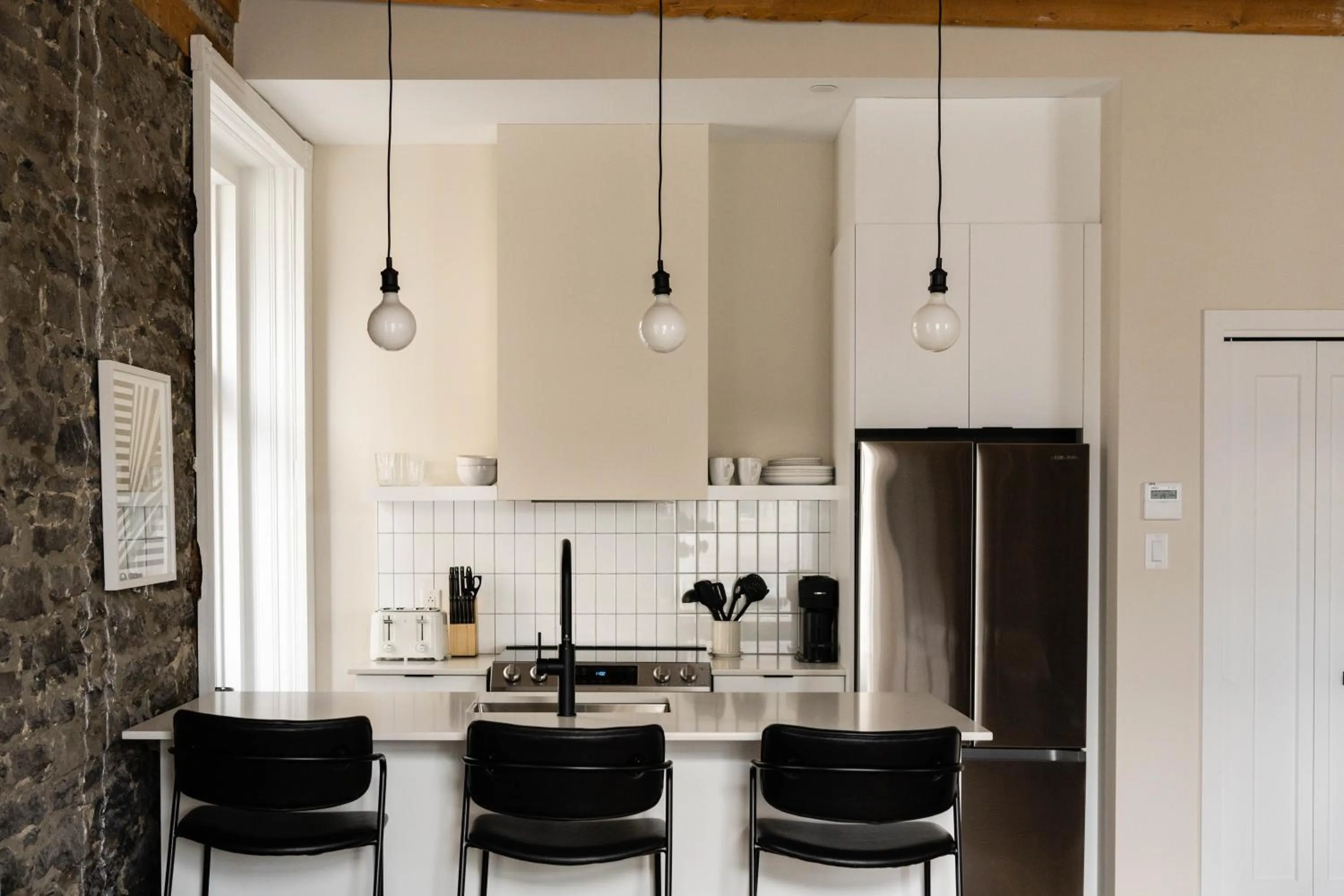 Coffee/tea facilities in Maison Place Royale by Luxury In Transit