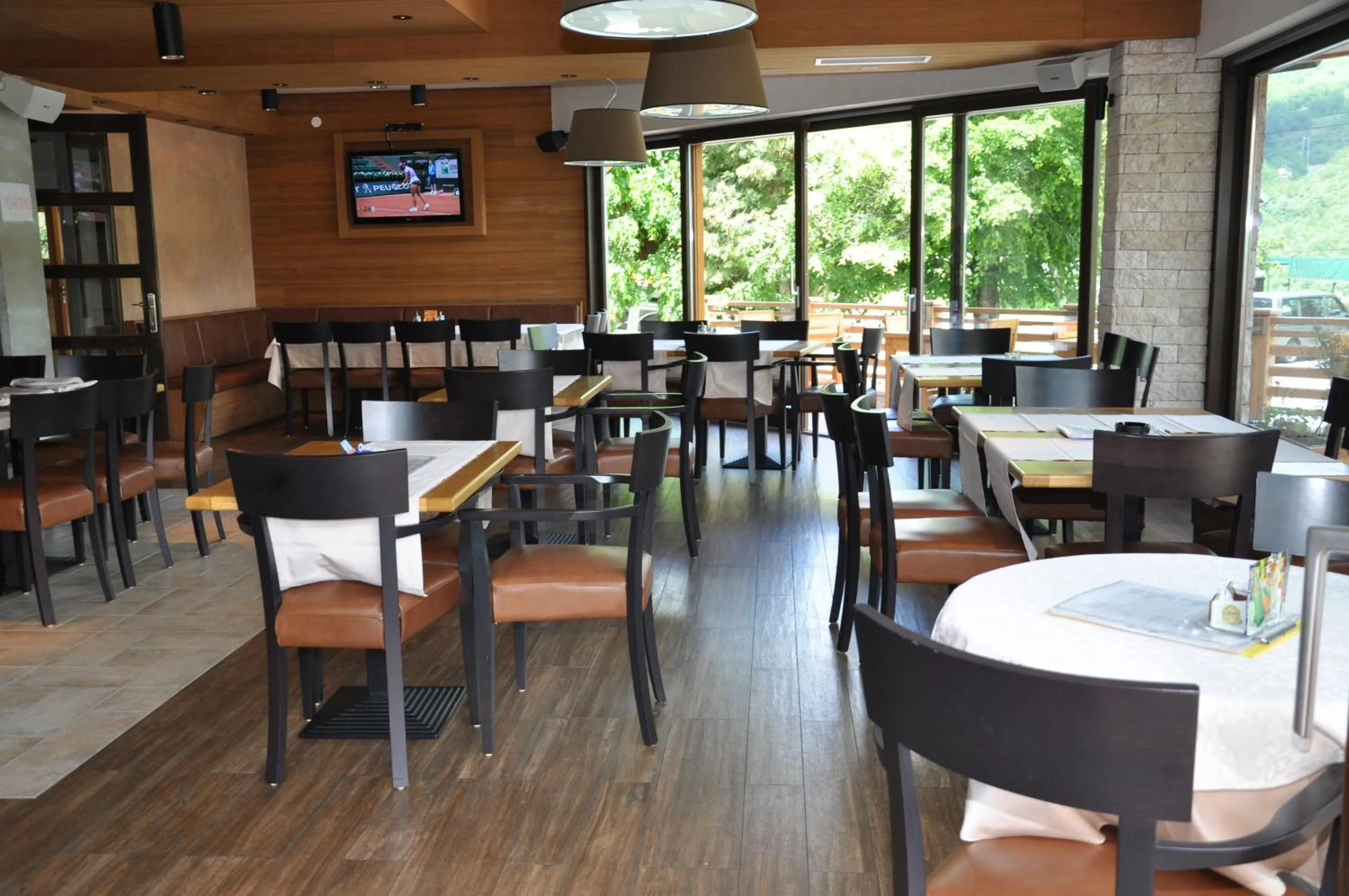 Restaurant/places to eat in Motel Tara MB